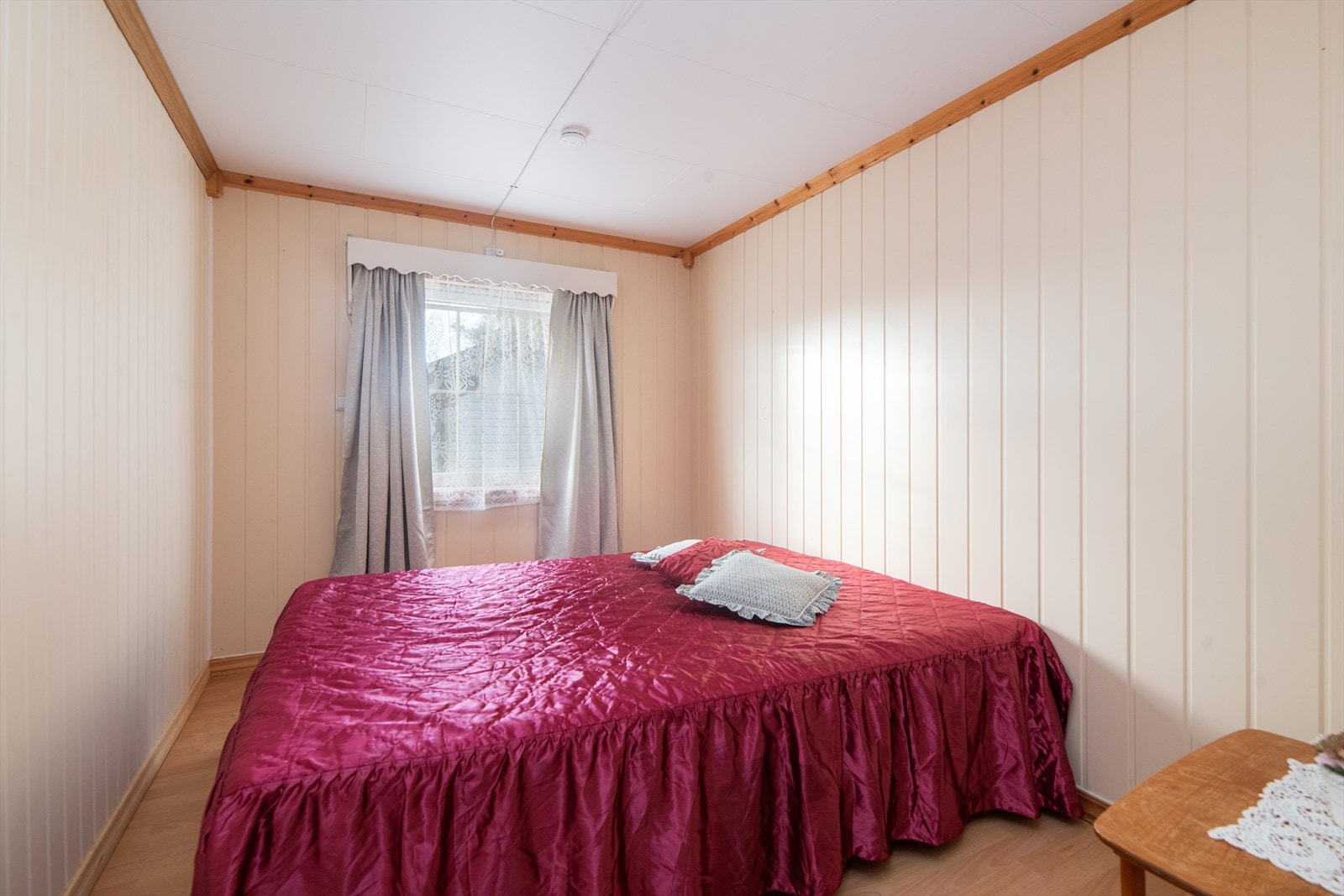 Boligen har tilsammen tre soverom, ett i 1. etasje og to i andre. Soverommet i 1. etasje har laminatgulv og mdf-panel på veggoverflatene. Galleribilde