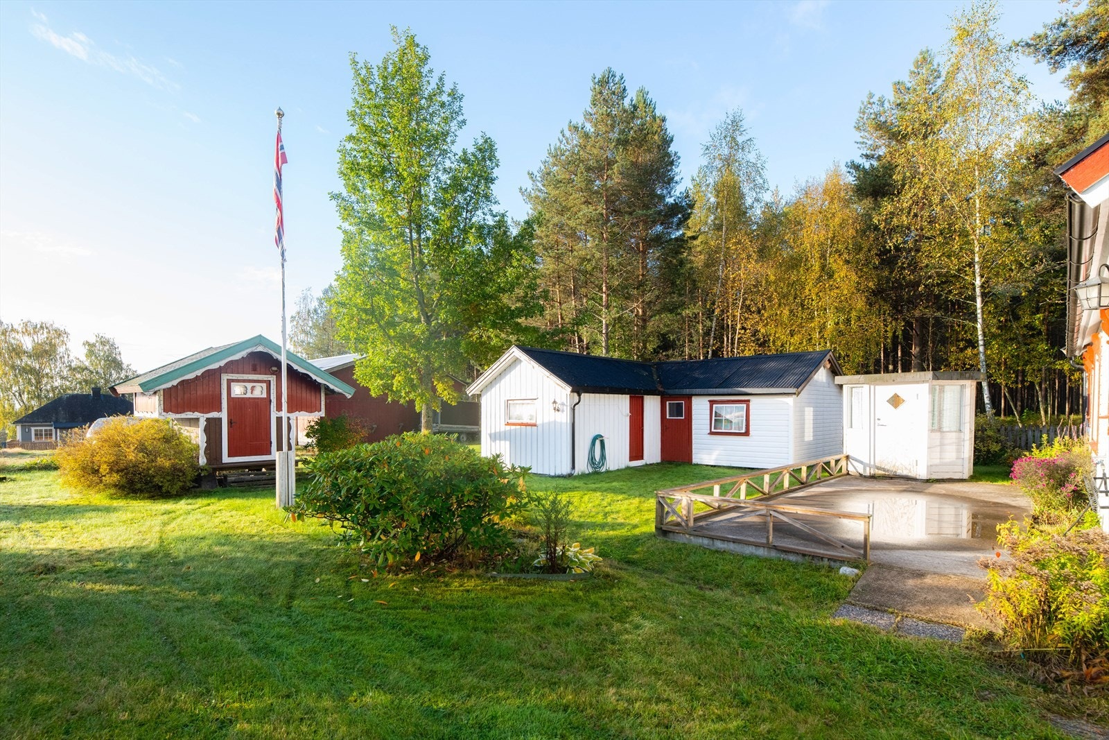 Den innholdsrike eiendommen har et lunt og hyggelig hagemiljø, med romslige plenarealer og pen beplantning, samt flere koselige og solrike uteplasser rundt boligen. Galleribilde