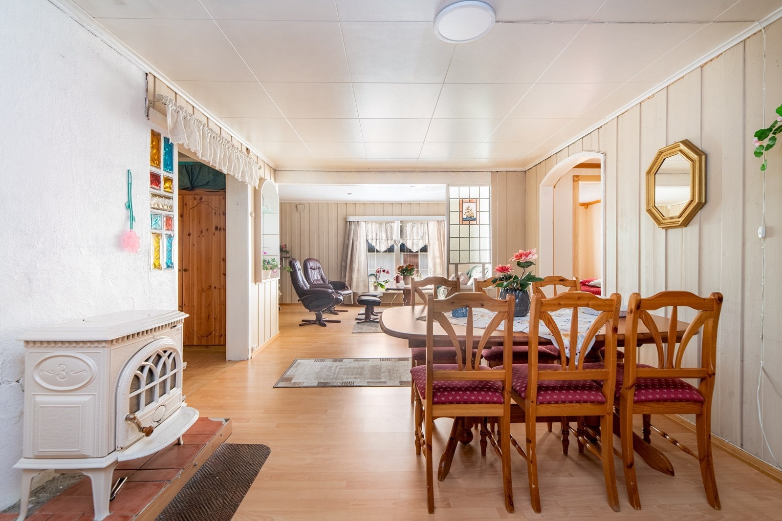 Den romslige stua har også egen spisestue, hvor det er installert vedovn for lun og god varme på kjøligere dager. Galleribilde