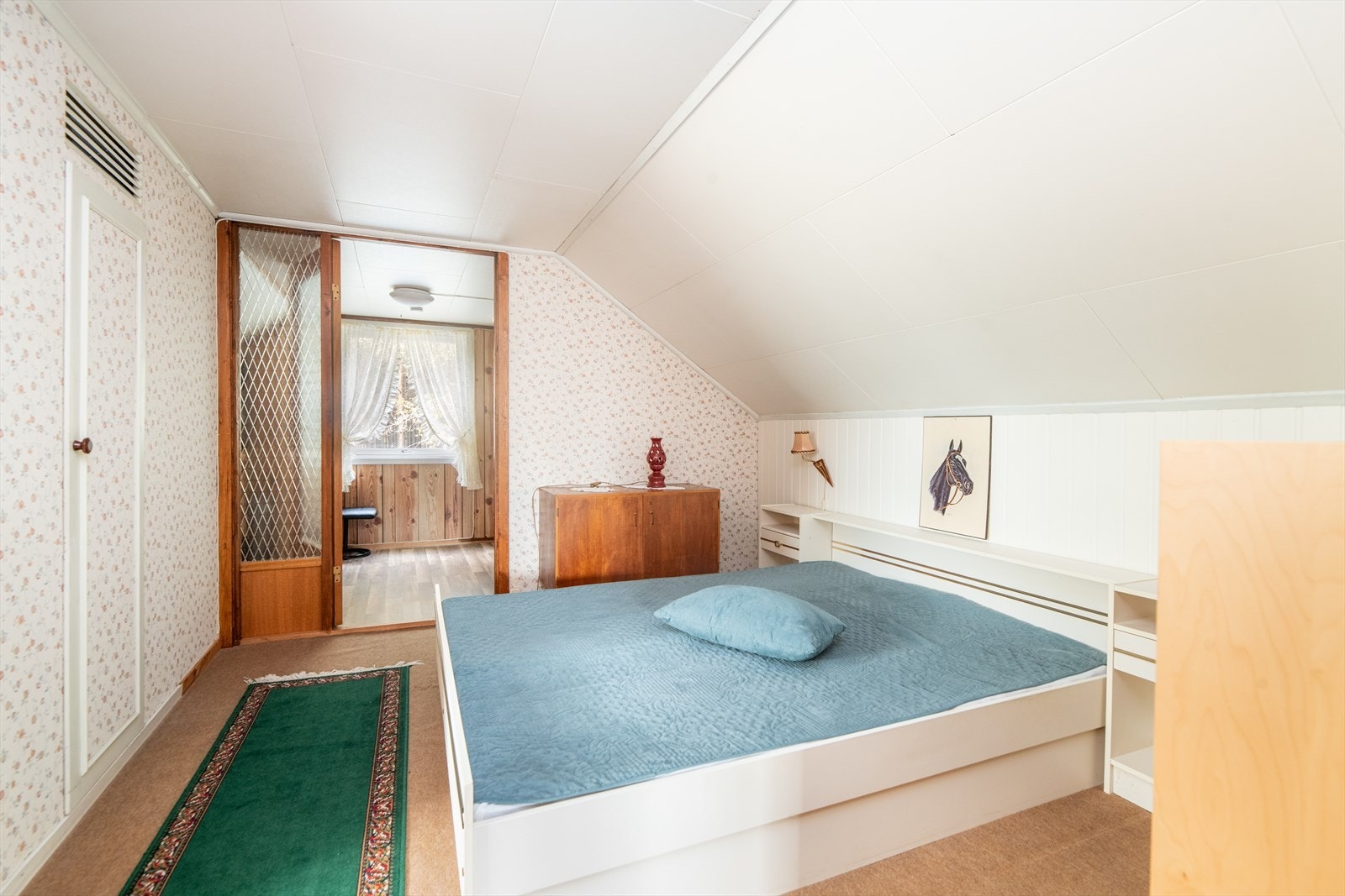 Soverommene i 2. etasje har teppe på gulvet og tapet på veggene. Galleribilde