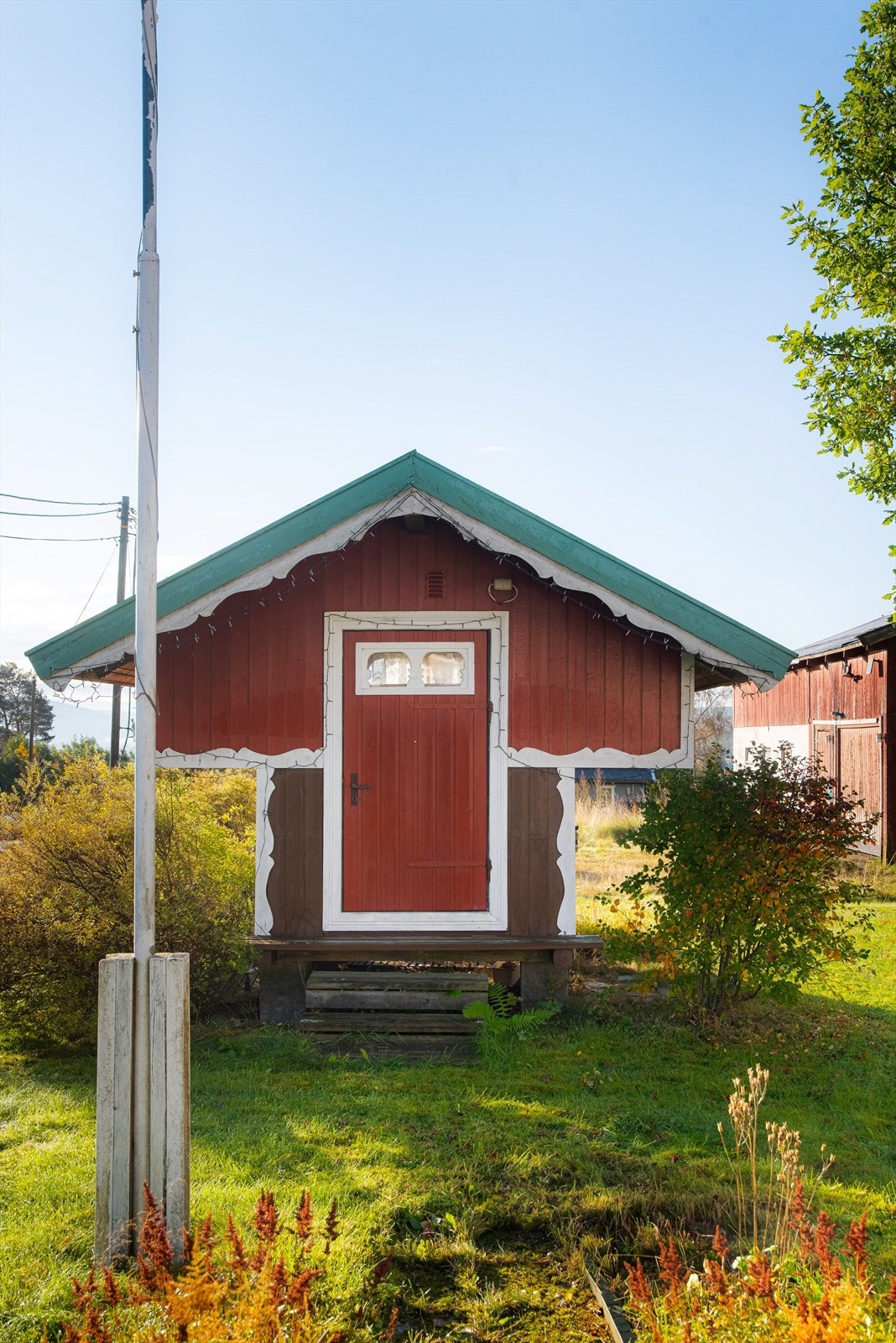 I hagen er det oppført et idyllisk lite anneks samt et uthus. Galleribilde