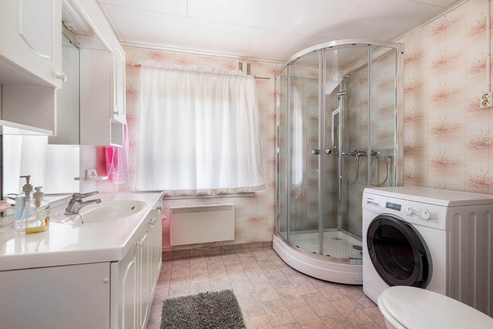 Badet fra 1981 er av god størrelse, med belegg på gulvet og baderomsbelegg på vegger. Badet har innredning med god oppbevaringsplass og heldekkende servant, samt speil på vegg med overlys og el-stikk. Galleribilde