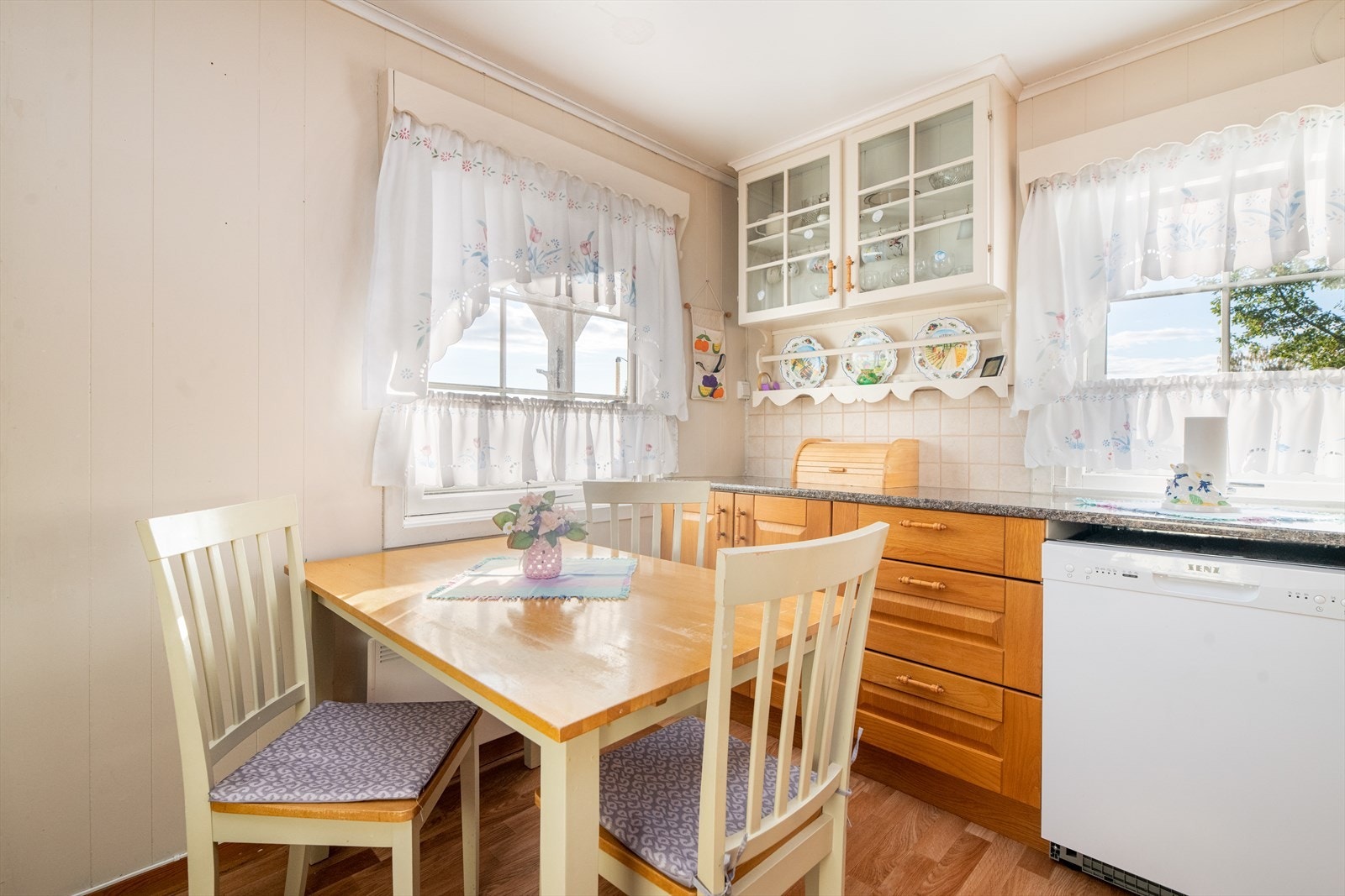 På kjøkkenet er det en hyggelig spiseplass ved vinduet. Galleribilde