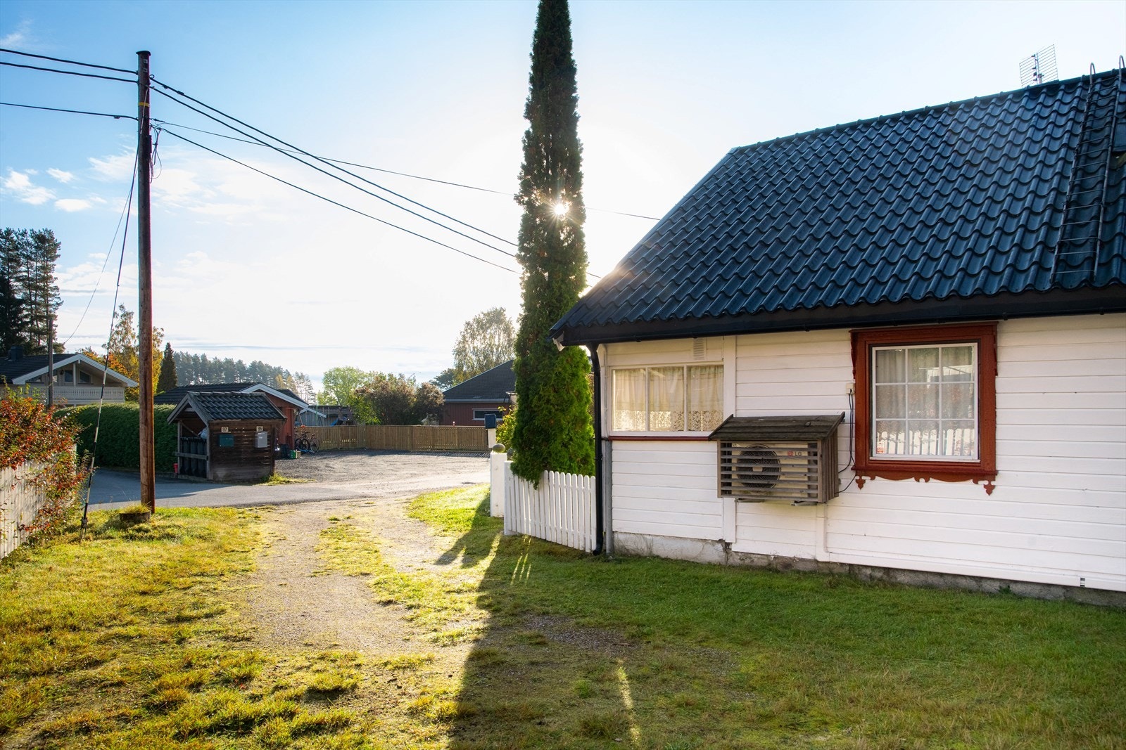 Folkestad barneskole ligger rundt 3 km fra eiendommen, og både barneskole, ungdomsskole og videregående skole finnes ved Bø sentrum. Galleribilde
