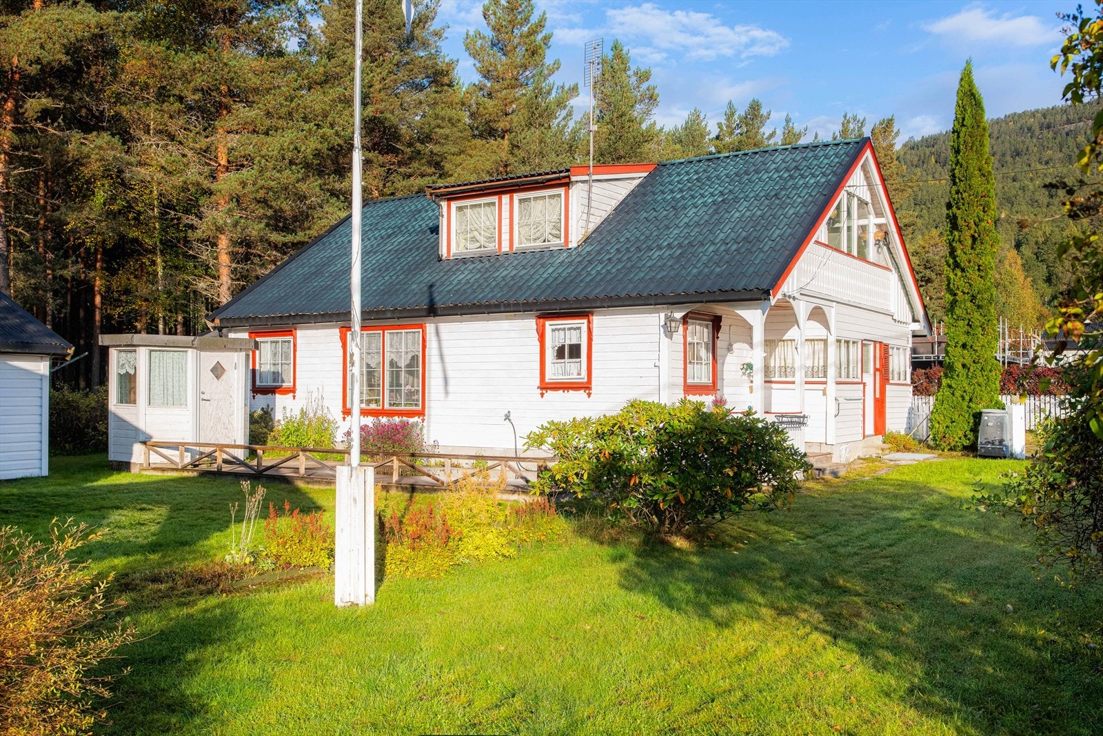 Det er flere koselige uteplasser rundt boligen, blant annet en solrik støpt platting i hagen, overbygde verandaer og innglasset balkong i 2. etasje. Galleribilde