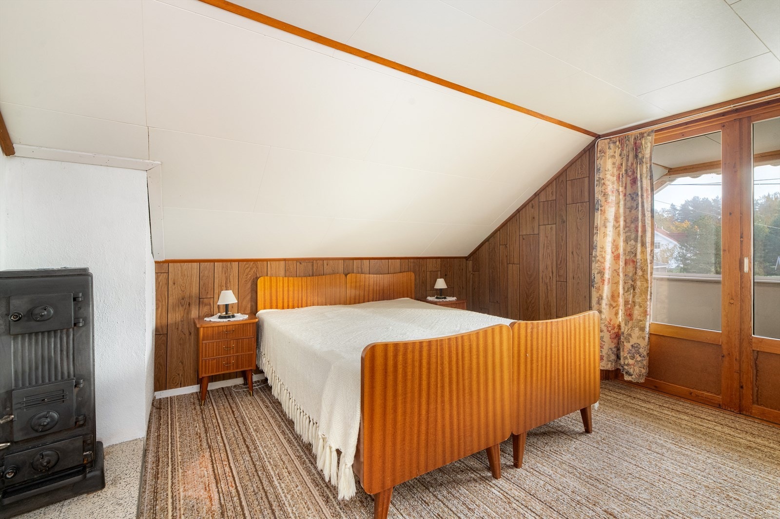 Fra det ene soverommet er det utgang til innglasset balkong med fint utsyn over nærområdet. Galleribilde