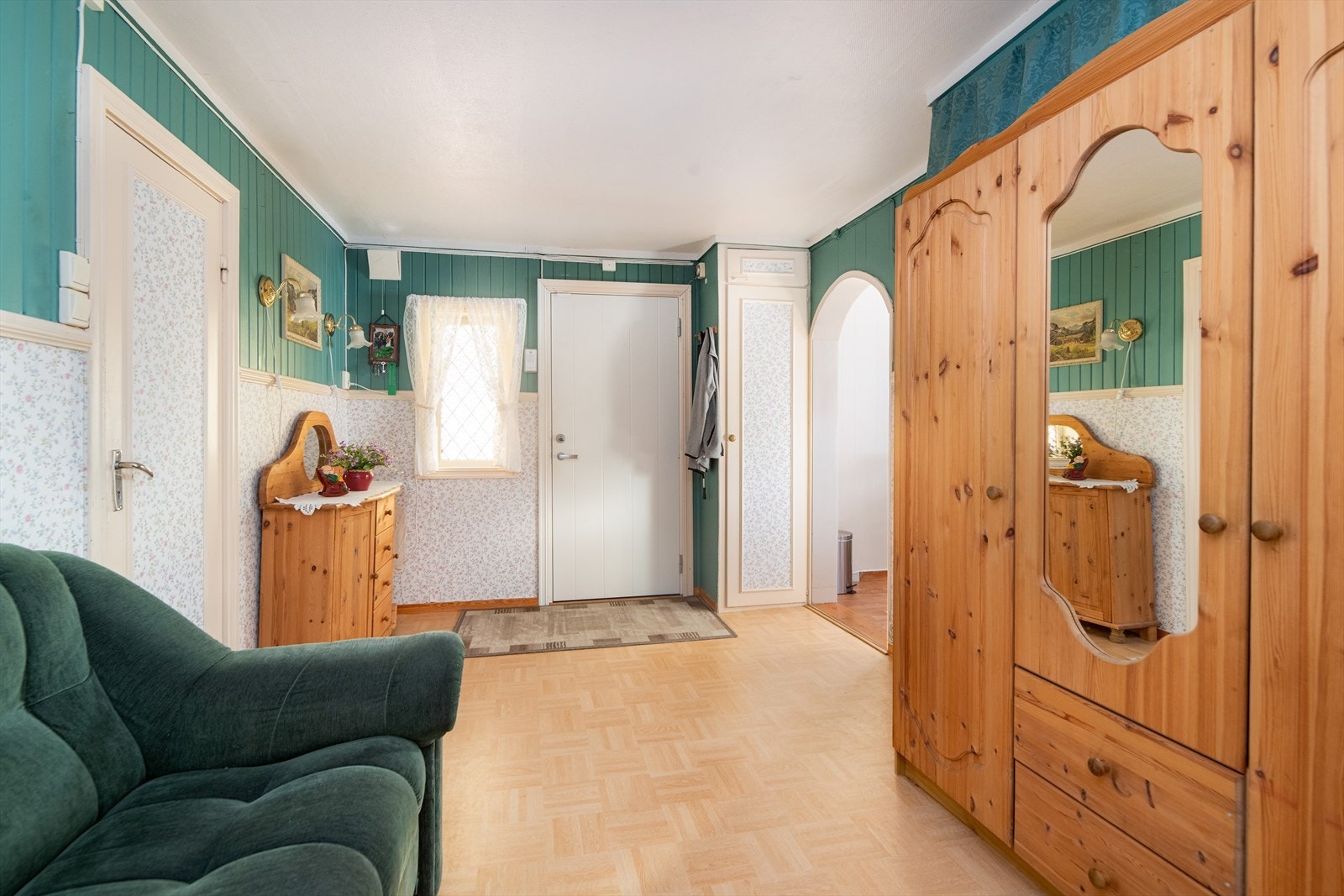 Fra det hyggelige inngangspartiet kommer man inn i boligens gangarealer, med både yttergang og mellomgang inn mot stua og kjøkkenet. Galleribilde