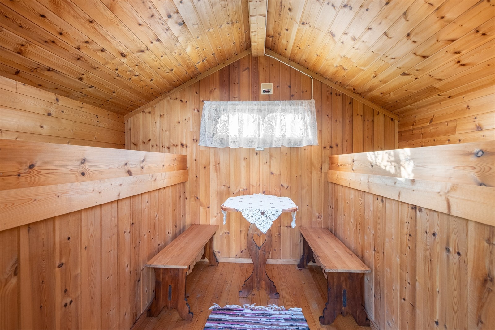 Annekset er innredet med et par sengeplasser, og det er innlagt strøm. Galleribilde