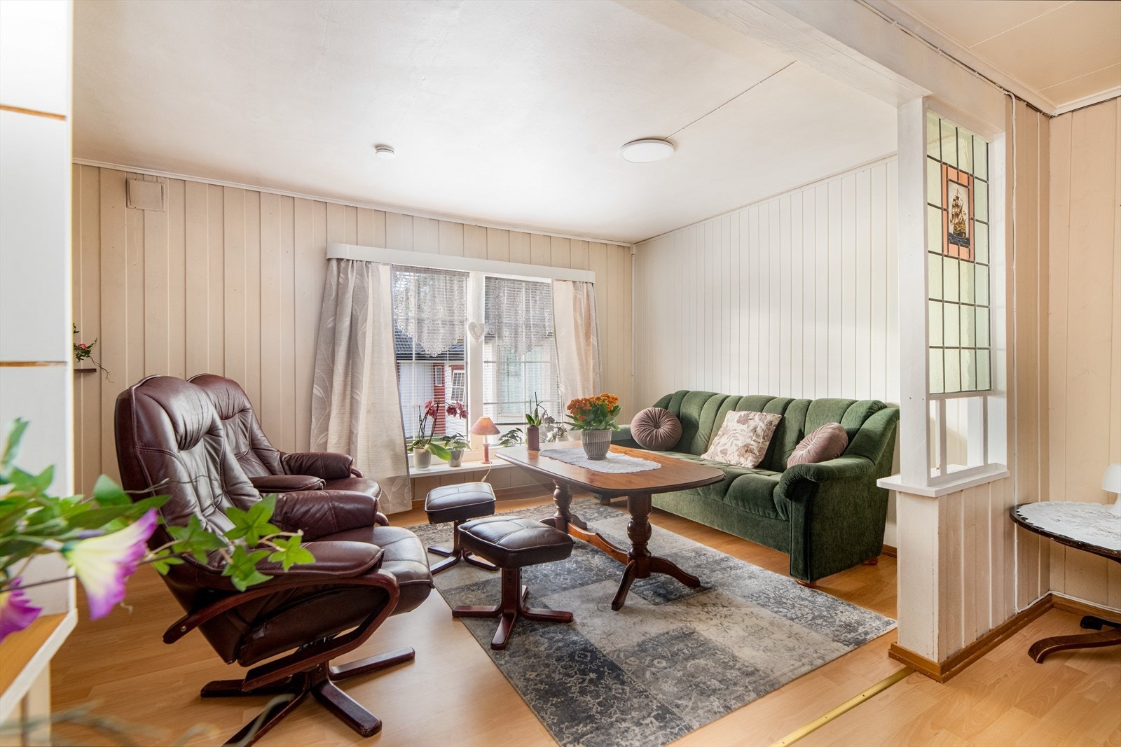 Stua er todelt, hvor det er koselig dagligstue med fint utsyn mot hagen i den ene delen. Galleribilde