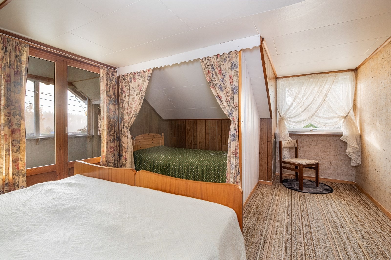 Dette soverommet har også installert vedovn, samt at det er plassbygget en koselig sovenisje. Galleribilde