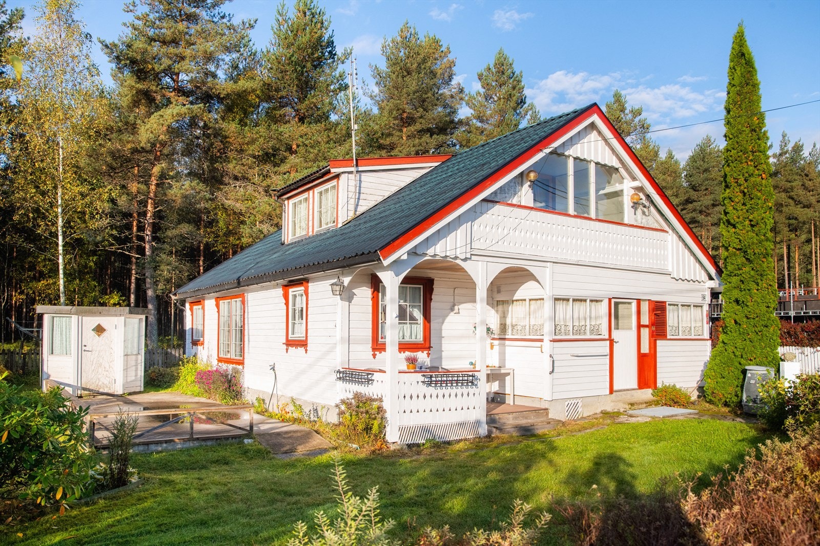 Koselig overbygget veranda samt stor platting. Galleribilde