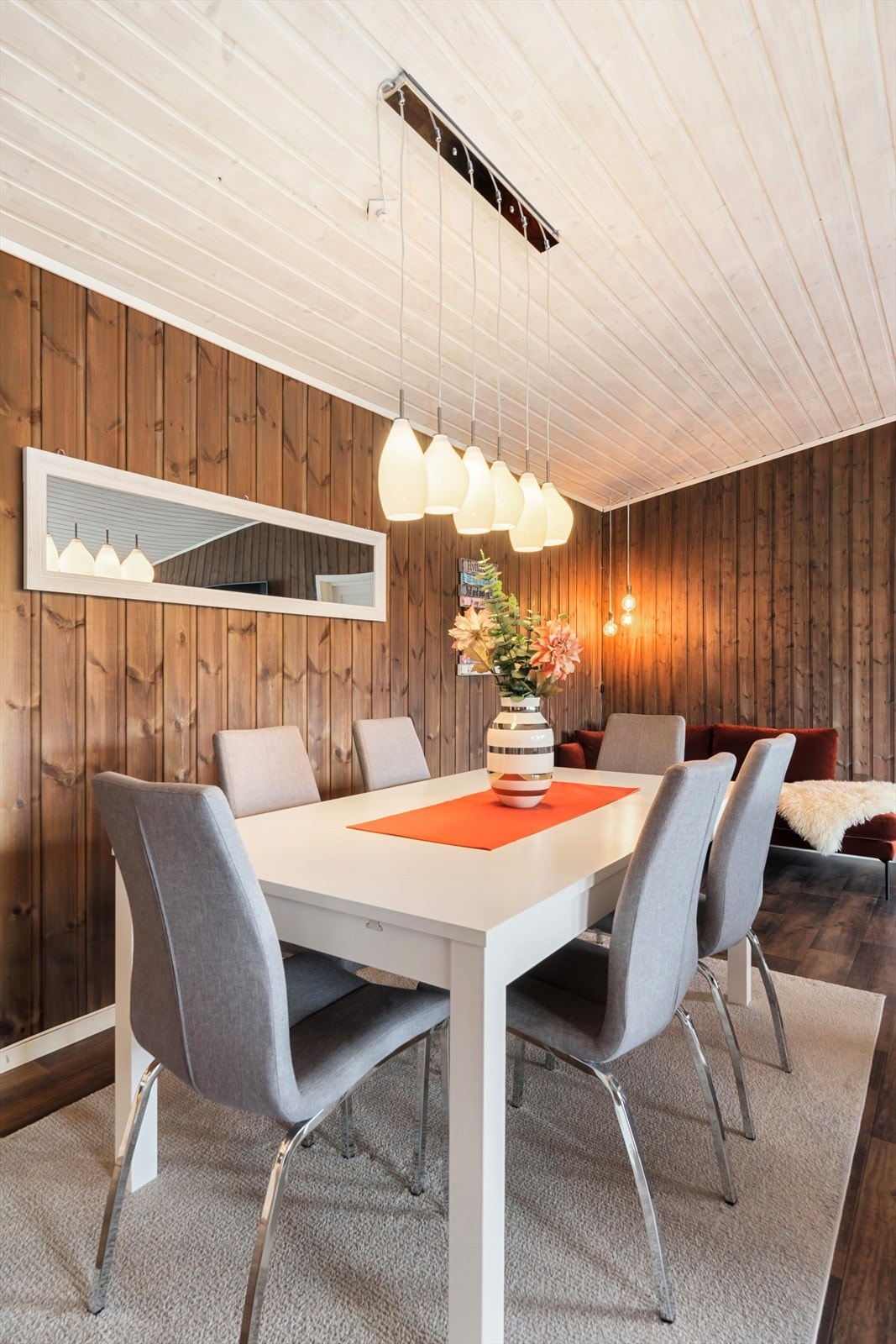 Spiseplassen har en innbydende atmosfære med panelte vegger og tak, samt plass til stor spisegruppe. Galleribilde