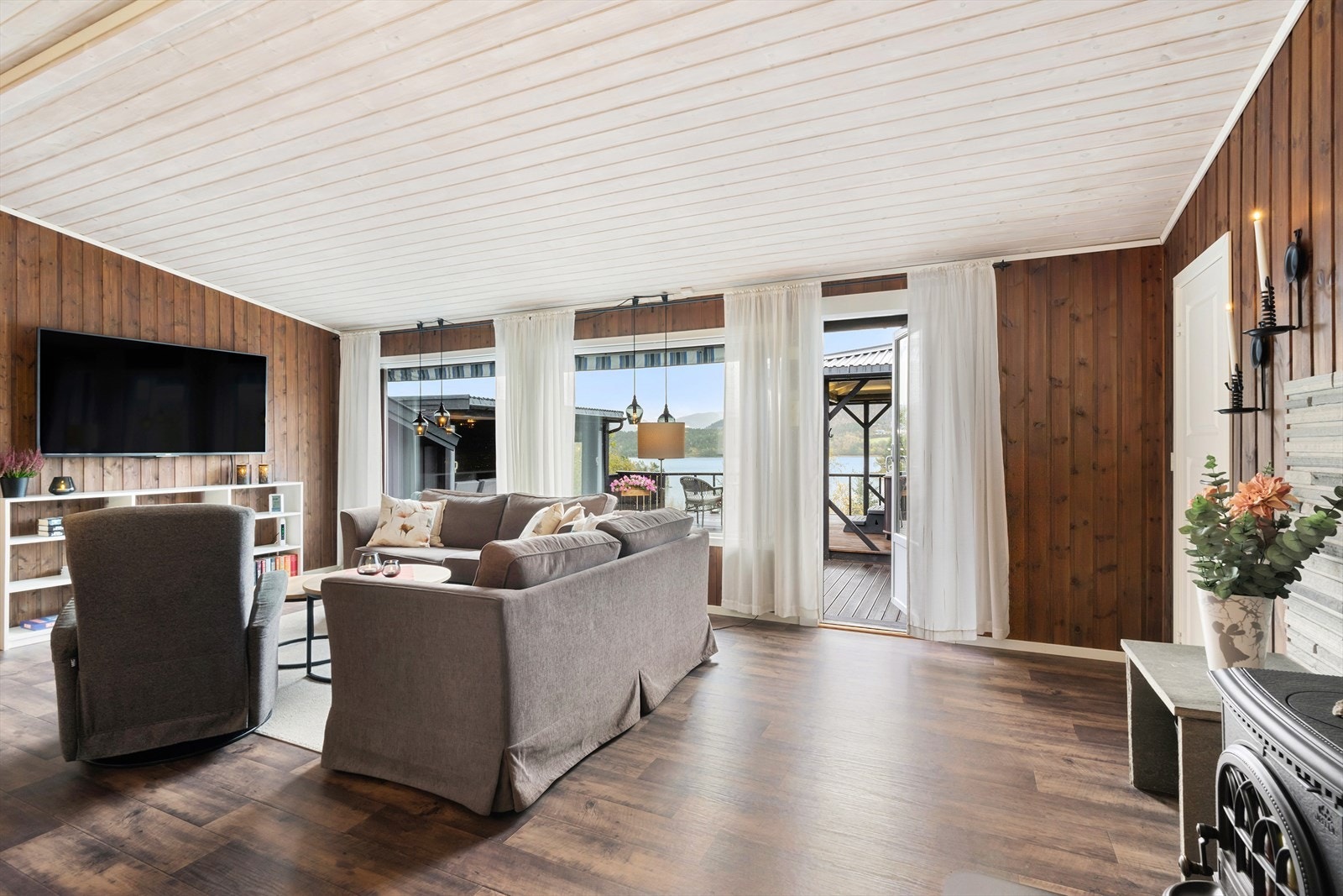 Fra stuen er det direkte utgang til en romslig terrasse med plass til sittegrupper. Galleribilde