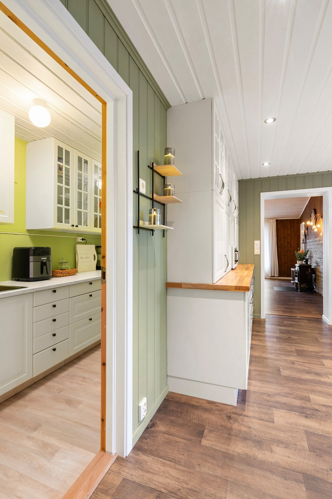 Praktisk innredet med spisskammers rett innenfor kjøkkenet. Galleribilde