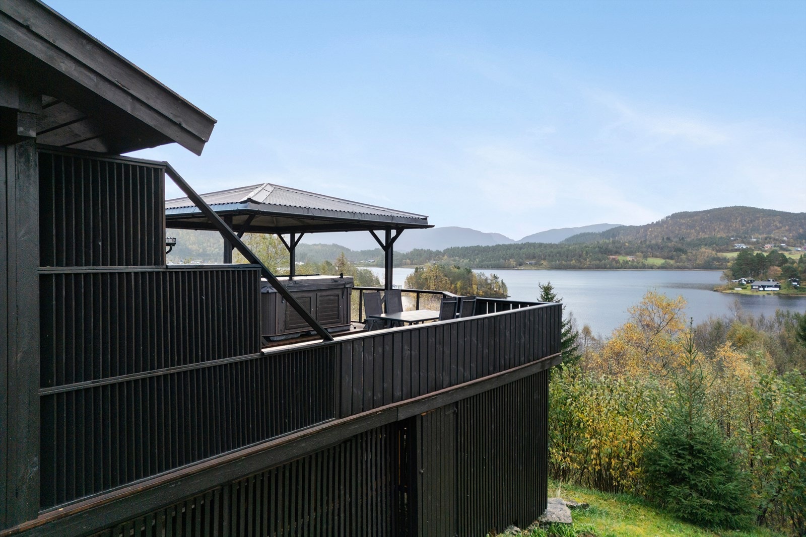 Fra terrassen har man en fantastisk utsikt over vannet og det omkringliggende landskapet, ideelt for å nyte naturen. Galleribilde