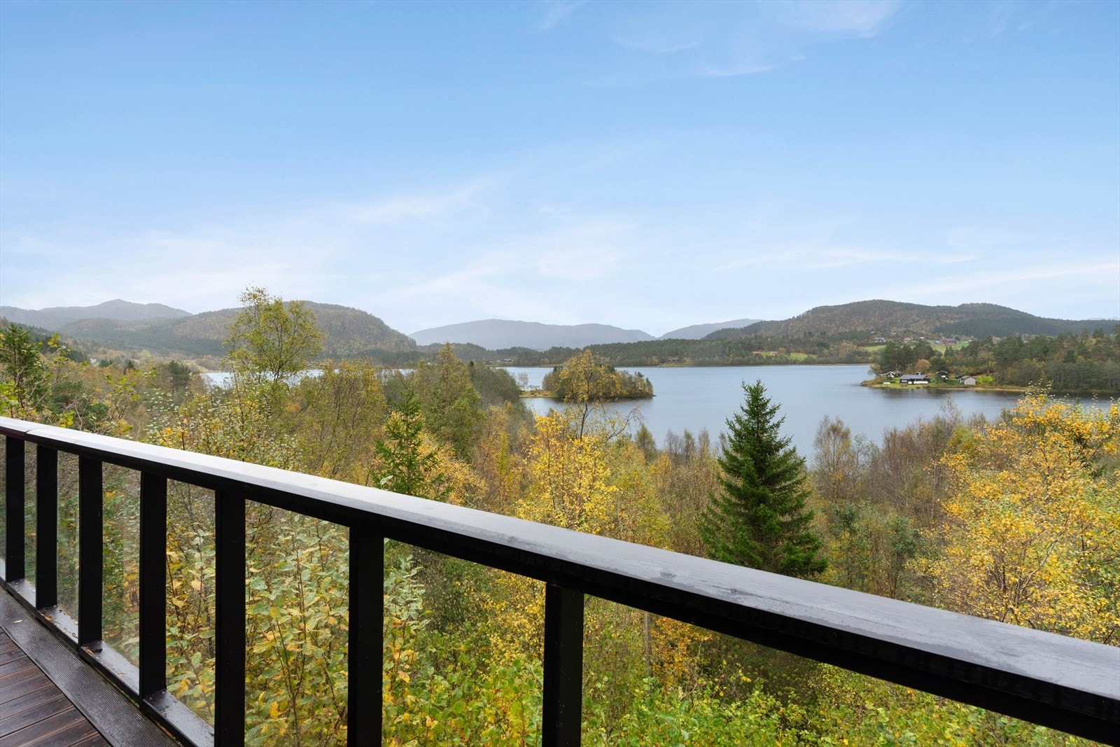 Utsikten mot Storvatnet og de bakomliggende fjell er upåklagelig! Galleribilde