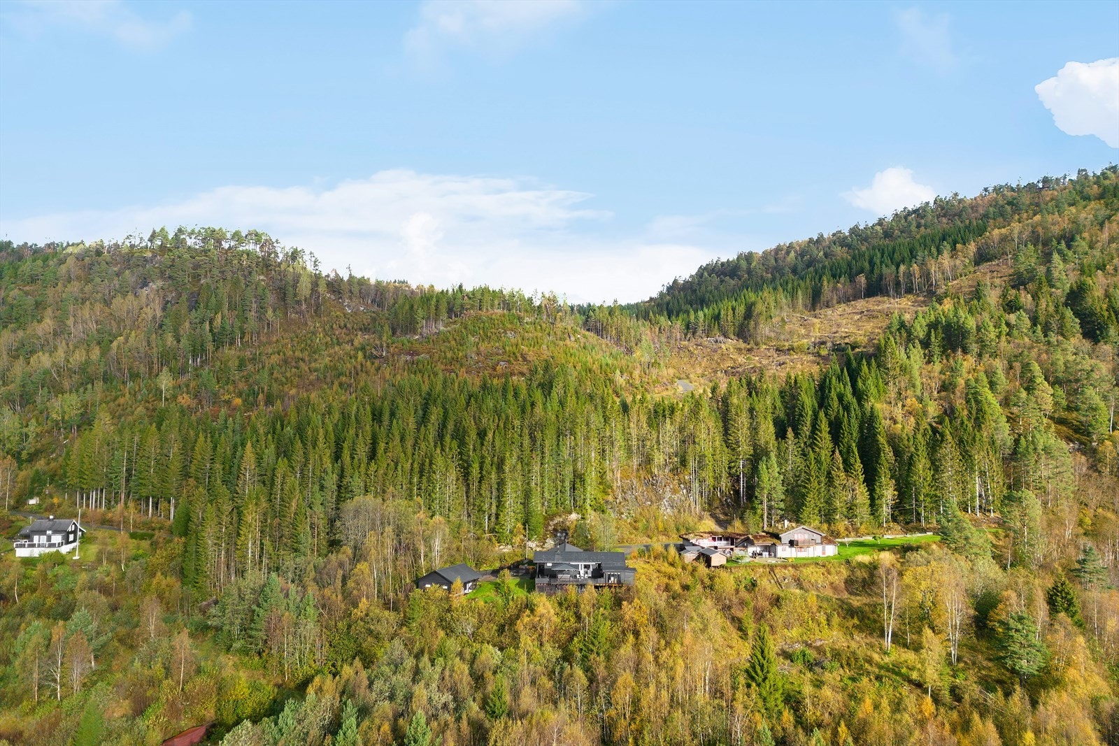 Eiendommen ligger i et rolig område med skrånende terreng mot sør. Galleribilde
