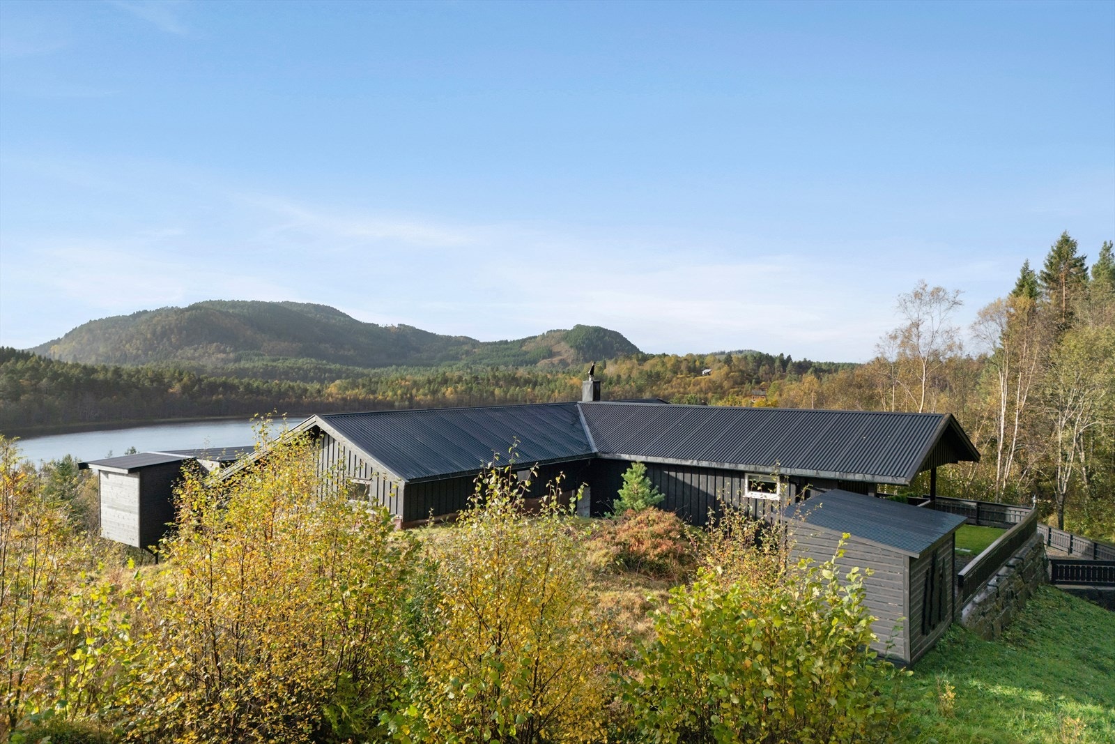Fra eiendommen er det utsikt mot vakker natur og fjellandskap, med gode muligheter for friluftsaktiviteter. Galleribilde