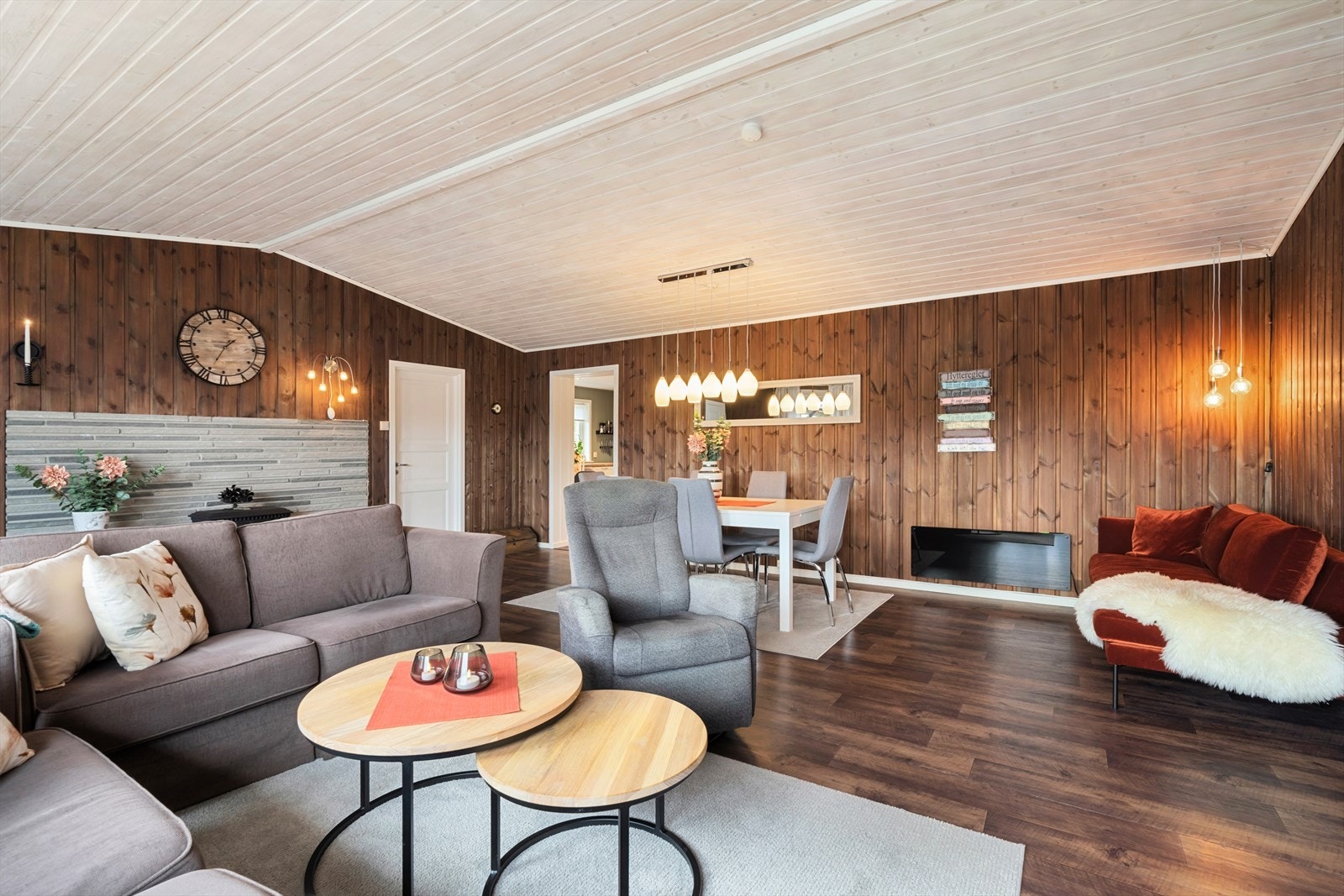 Stuen har god plass til å møblere med flere sittegrupper og vedovn er montert for ekstra varme. Galleribilde