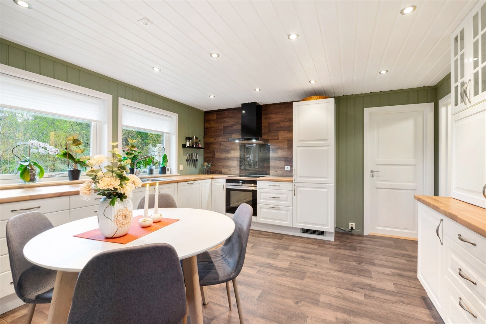 Kjøkkenet har profilerte fronter og integrerte hvitevarer, inkludert stekeovn og platetopp. Galleribilde