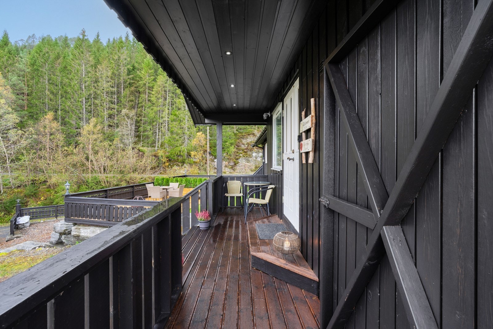 Overbygd inngangsparti som gir en lun atmosfære og enkel adkomst til boligen. Galleribilde