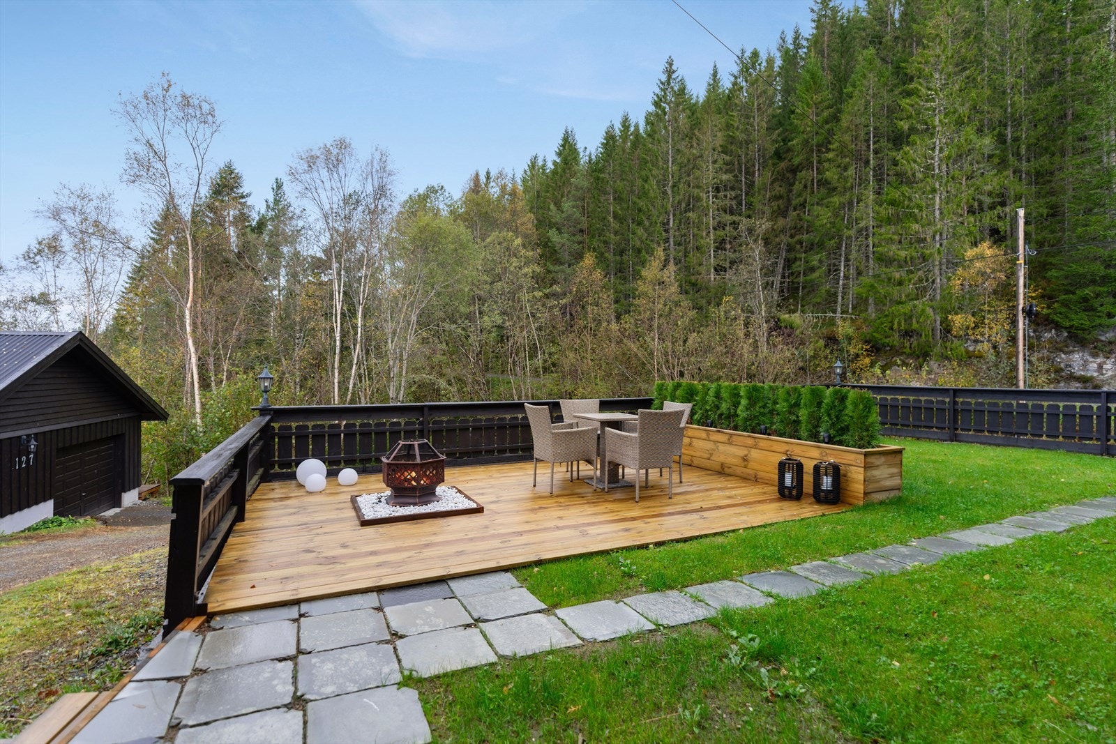 Hagen har en egen terrasse med sittegruppe for utendørs måltider og avslapning i grønne omgivelser. Galleribilde