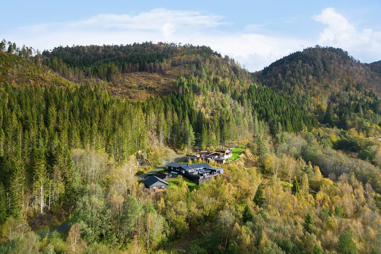 Eiendommen er omgitt av skogkledde åser, ideell for natur- og friluftsaktiviteter. Galleribilde