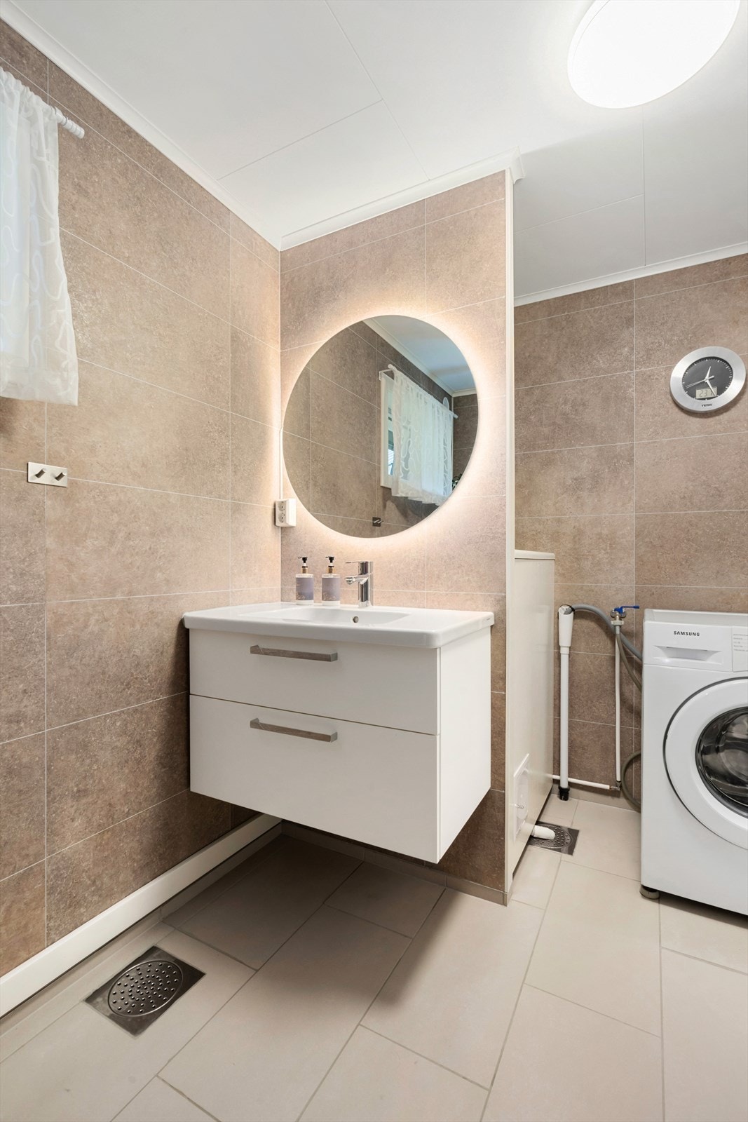 Innredet med moderne baderomsinnredning fra Svedbergs og opplegg til vaskemaskin. Galleribilde