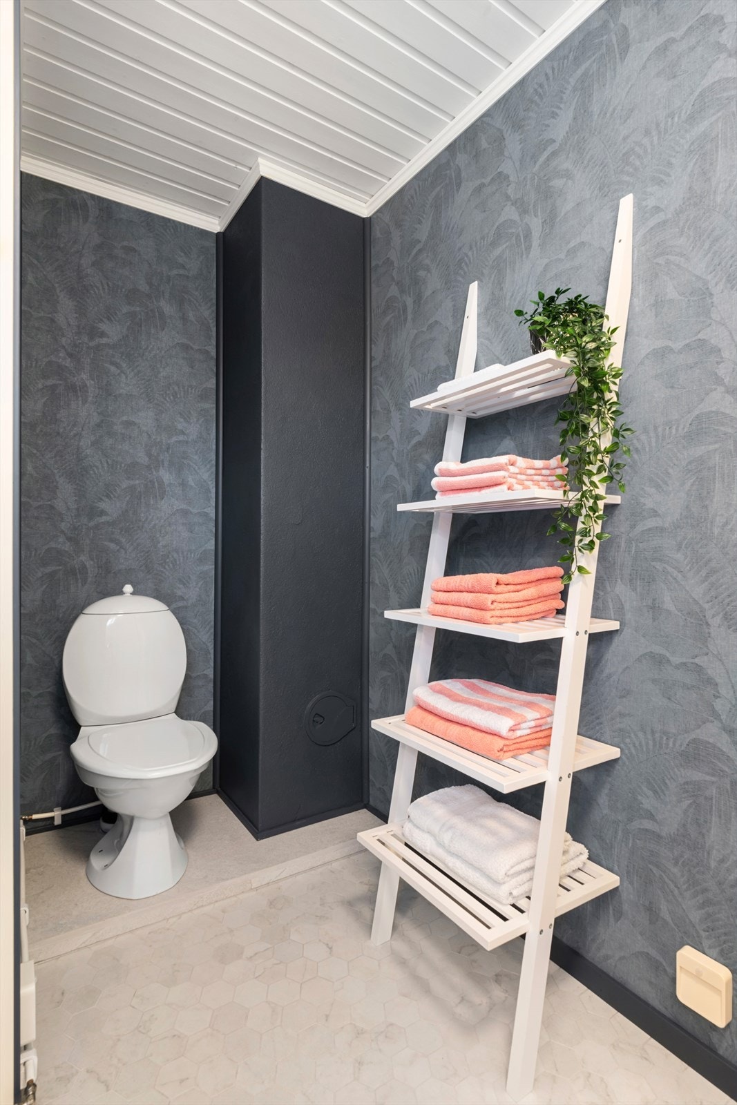 Badet er videre utstyrt med toalett. Rommet har naturlig ventilasjon via spalteventil. Galleribilde