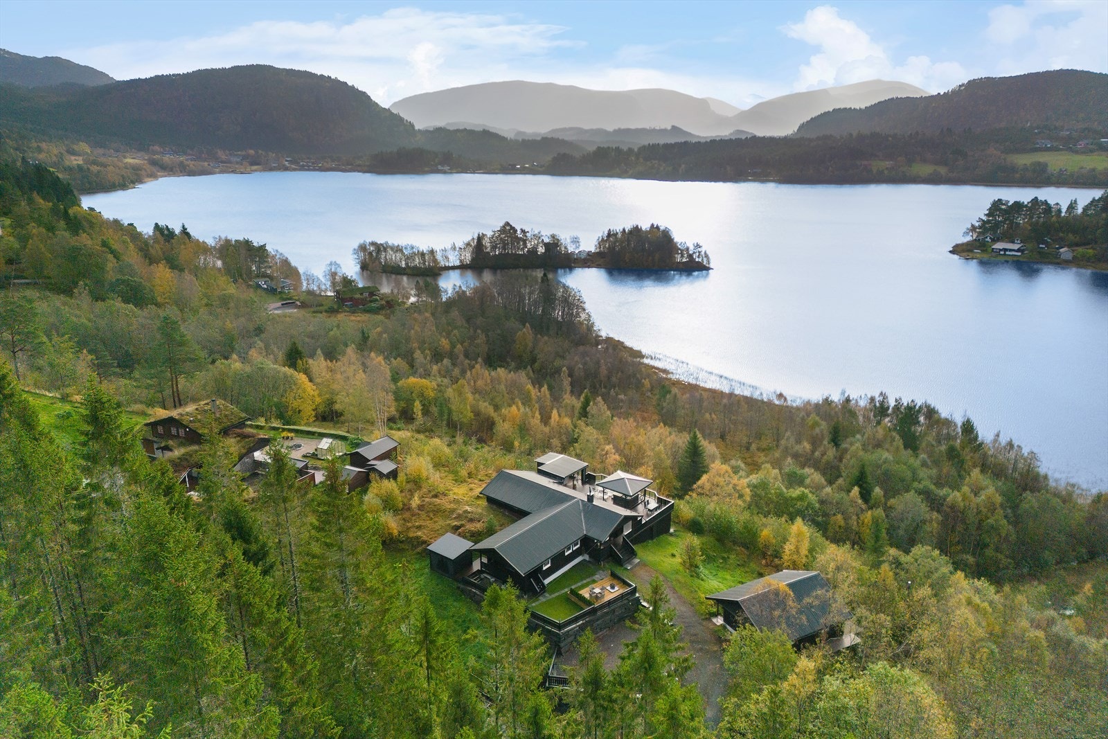 Fra eiendommen er det flott utsikt over vannet, med nærhet til naturskjønne omgivelser. Galleribilde