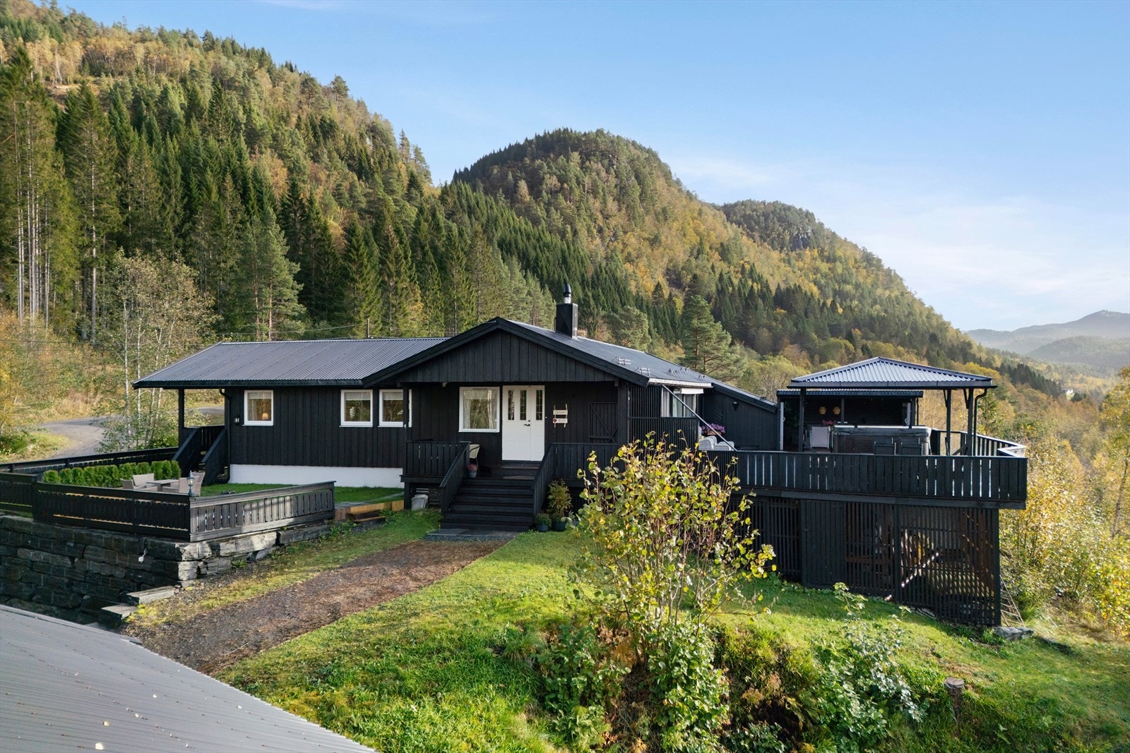Eiendommen har en stor terrasse med jacuzzi, perfekt for å nyte utsikten mot det naturskjønne området. Galleribilde