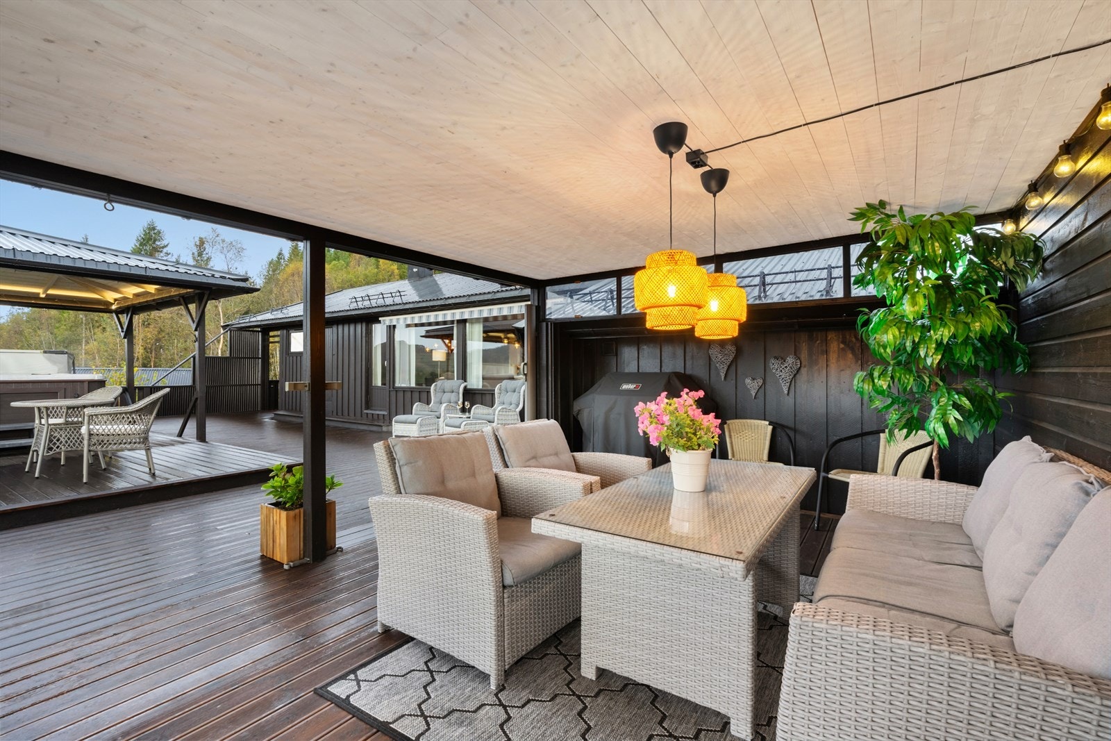 Den overbygde delen av terrassen gir en lun og skjermet uteplass. Galleribilde