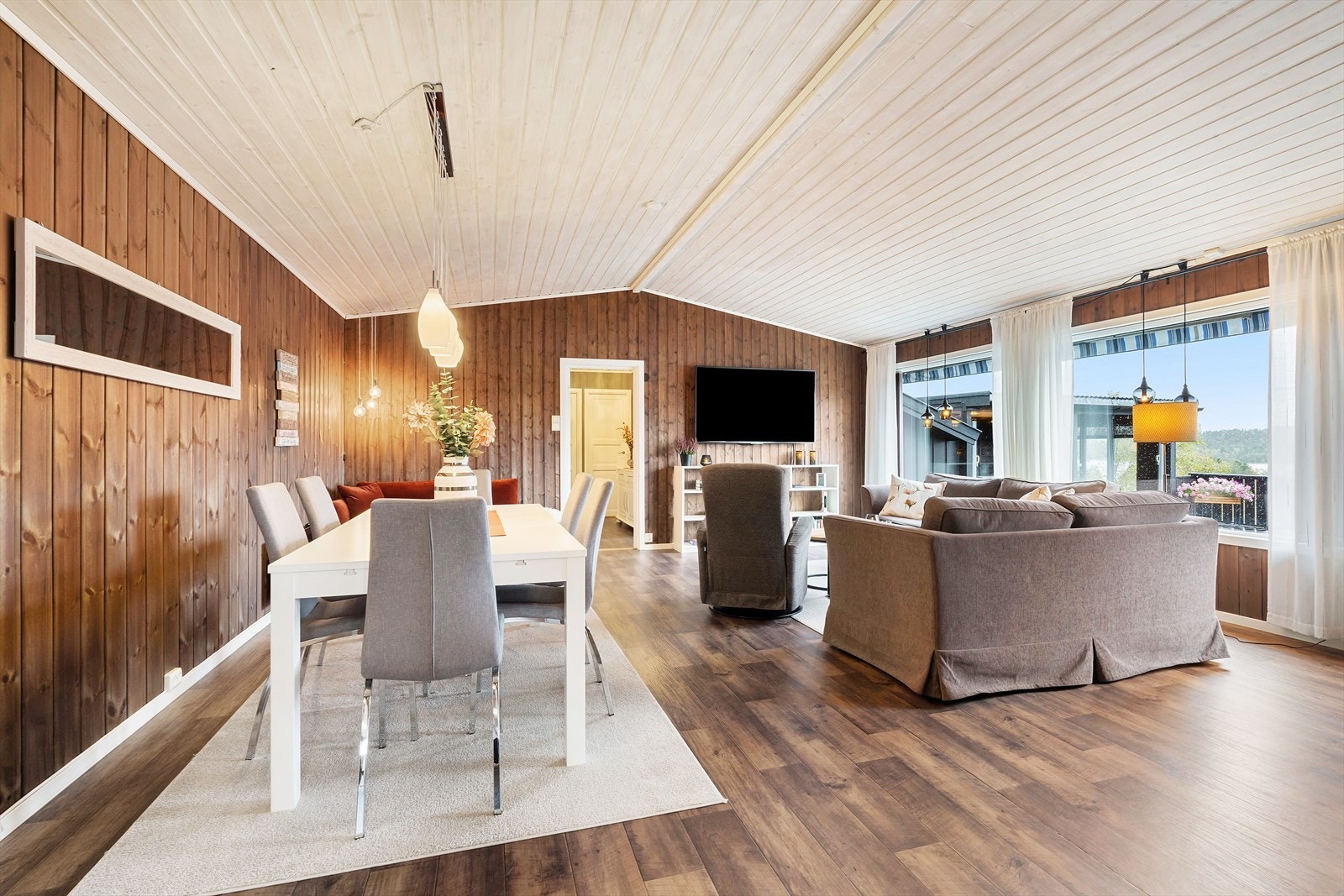 Stuen har store vindusflater som gir godt med naturlig lys og utsikt mot terrassen. Galleribilde