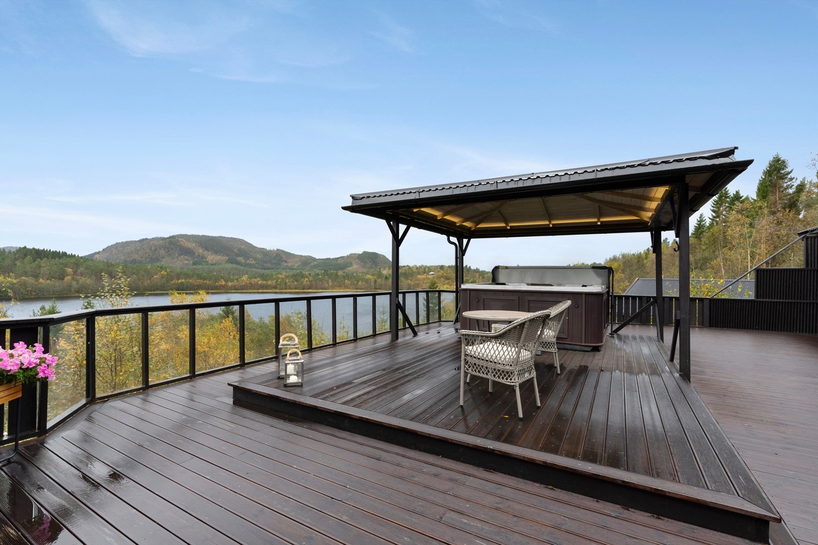 Terrassen er ideell for sosialt samvær med utsikt over naturen. Galleribilde