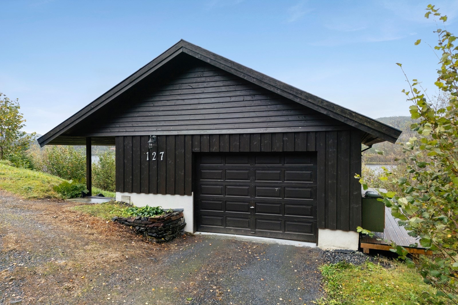 Garasje med mye oppbevaringsmuligheter Galleribilde