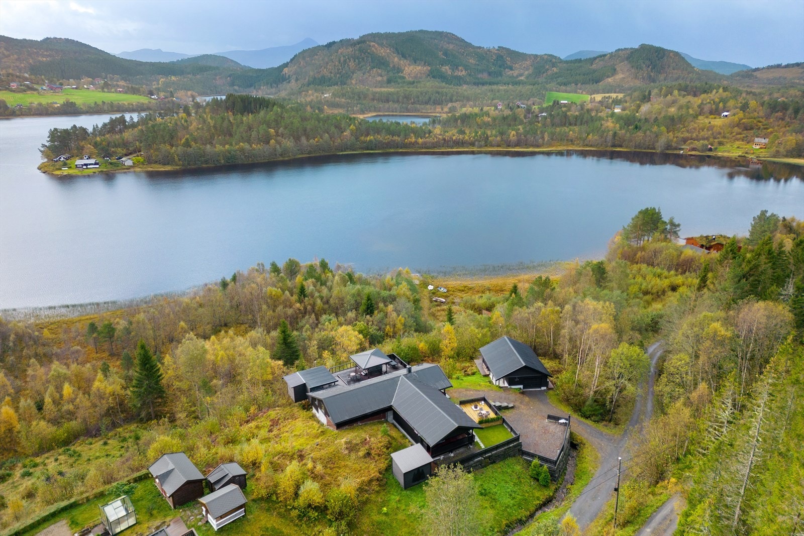 Aktiv Eiendomsmegling v/ Christina Angvik Jensen har gleden av å ønske velkommen til Bergevegen 127! Galleribilde