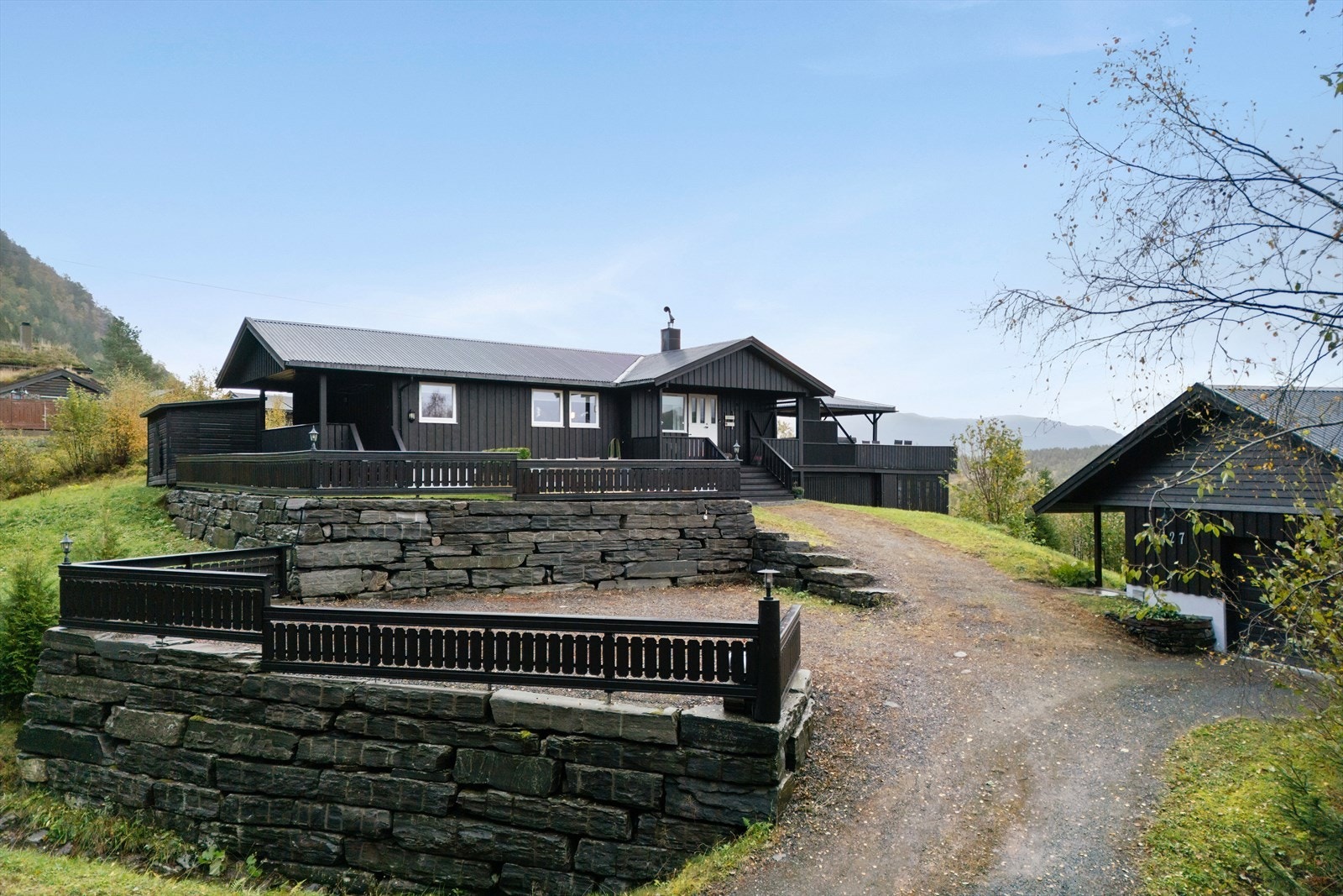 Unik fritidseiendom med store uteområder og flott utsikt over Storvatnet, med nærhet til naturskjønne omgivelser. Galleribilde