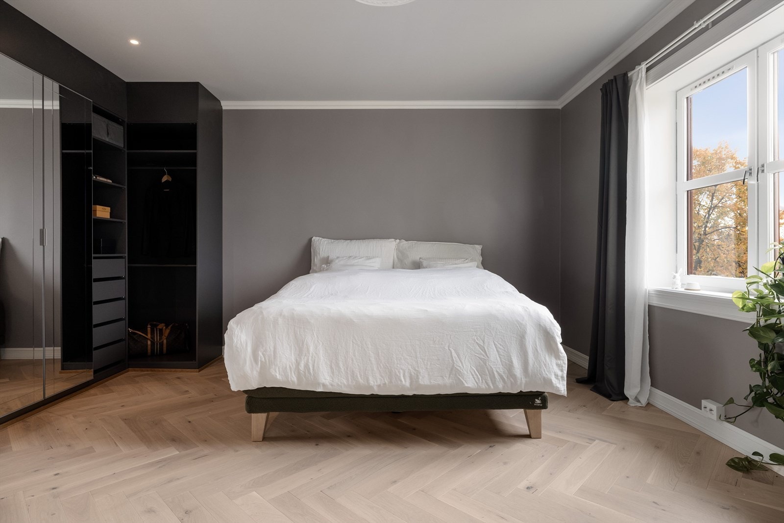 Rommet er malt i en grålilla tone og på gulvet er det det samme lyse eikegulvet som i resten av leiligheten. Galleribilde