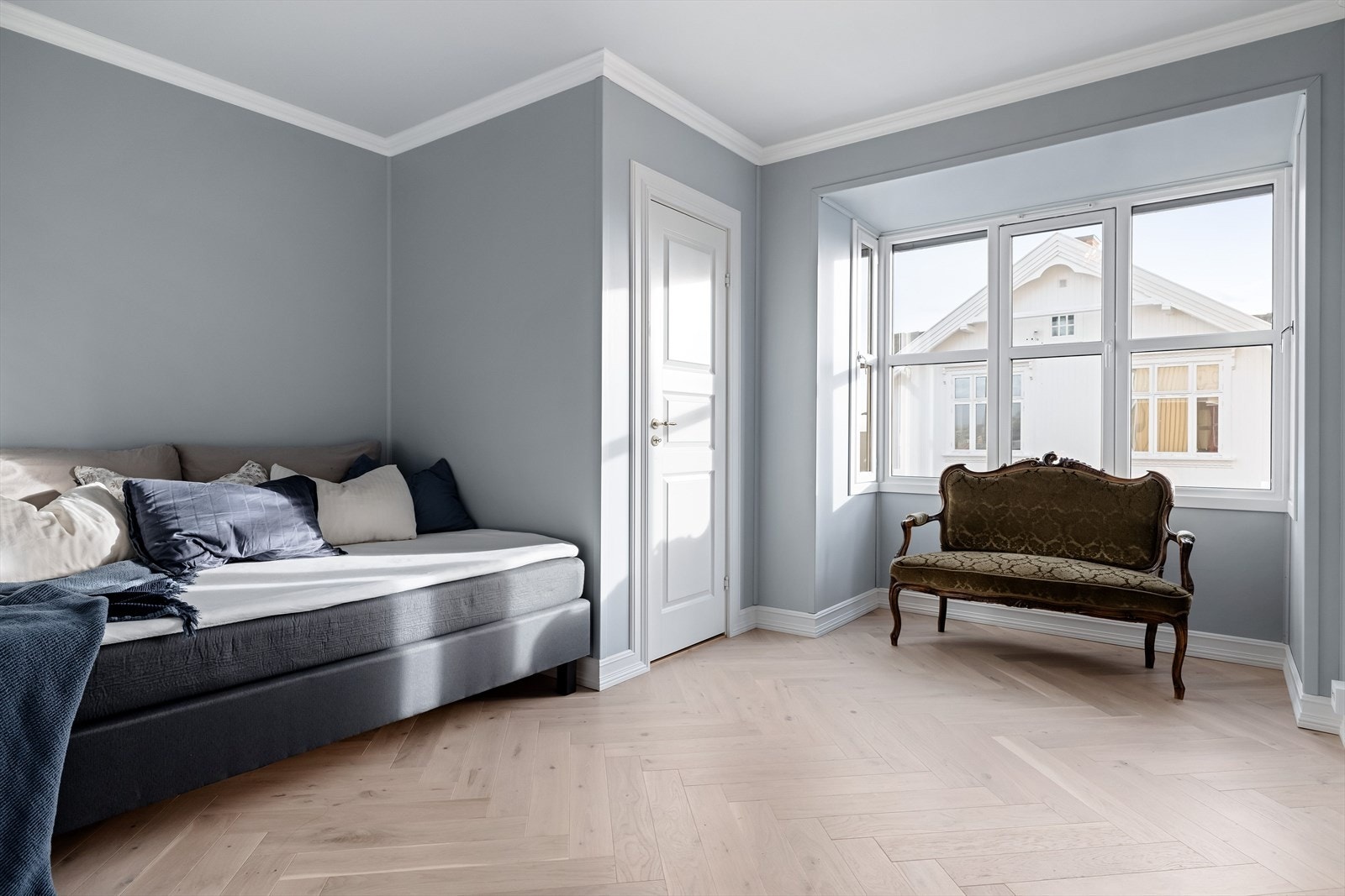 Soverom nummer to er malt i en lys gråblå tone og har god plass til seng, skrivebord eller annet ønskelig. Galleribilde