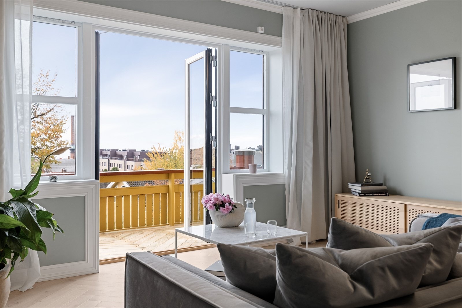 Fra stua er det utgang via doble dører til balkongen. Galleribilde