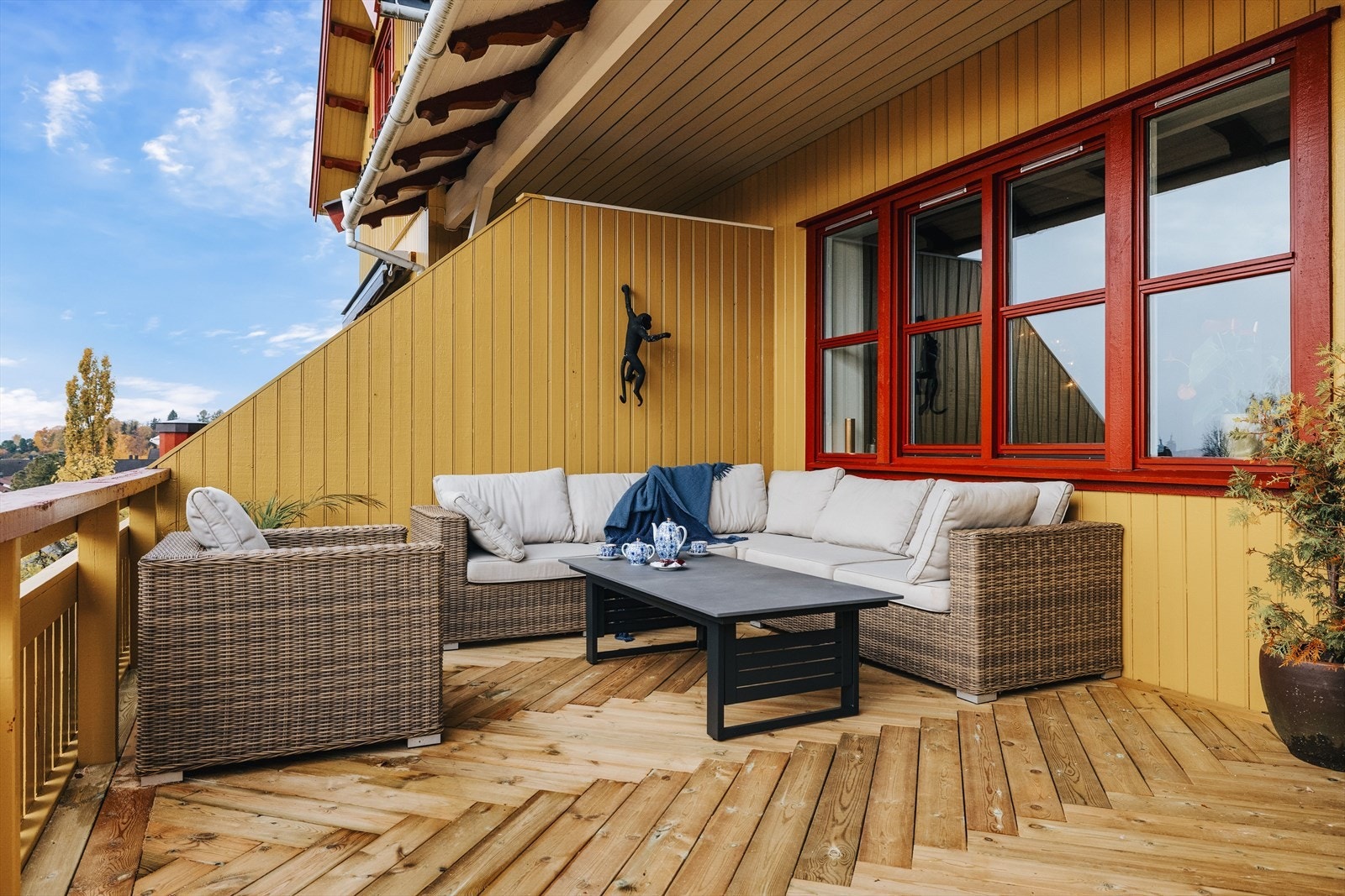 Herlig balkong på hele 24 m² som gir god plass til utemøbler, grill og annet ønskelig. Galleribilde