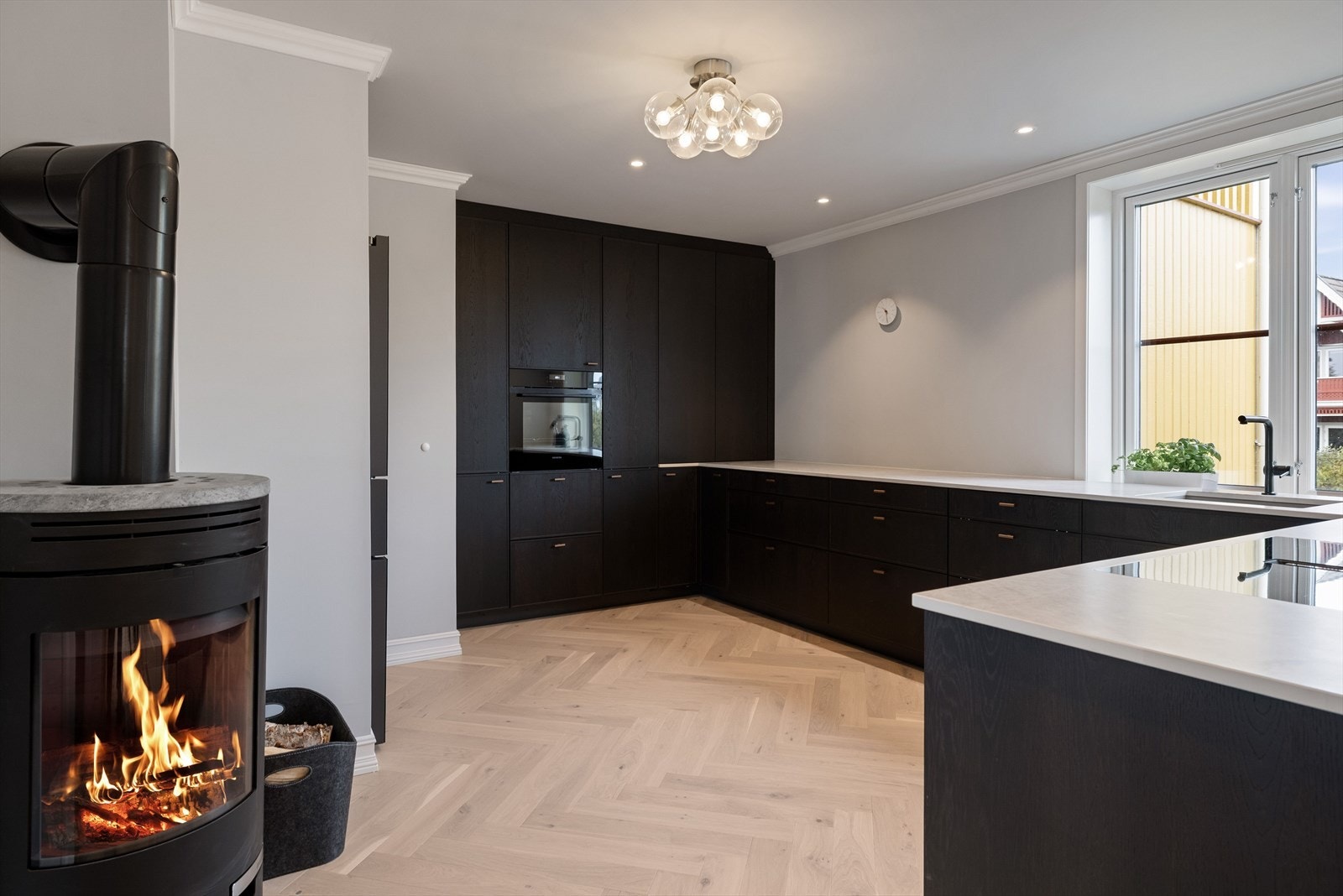 Klebersteinsovnen på kjøkkenet gir god varme og en ekstra god stemning. Galleribilde