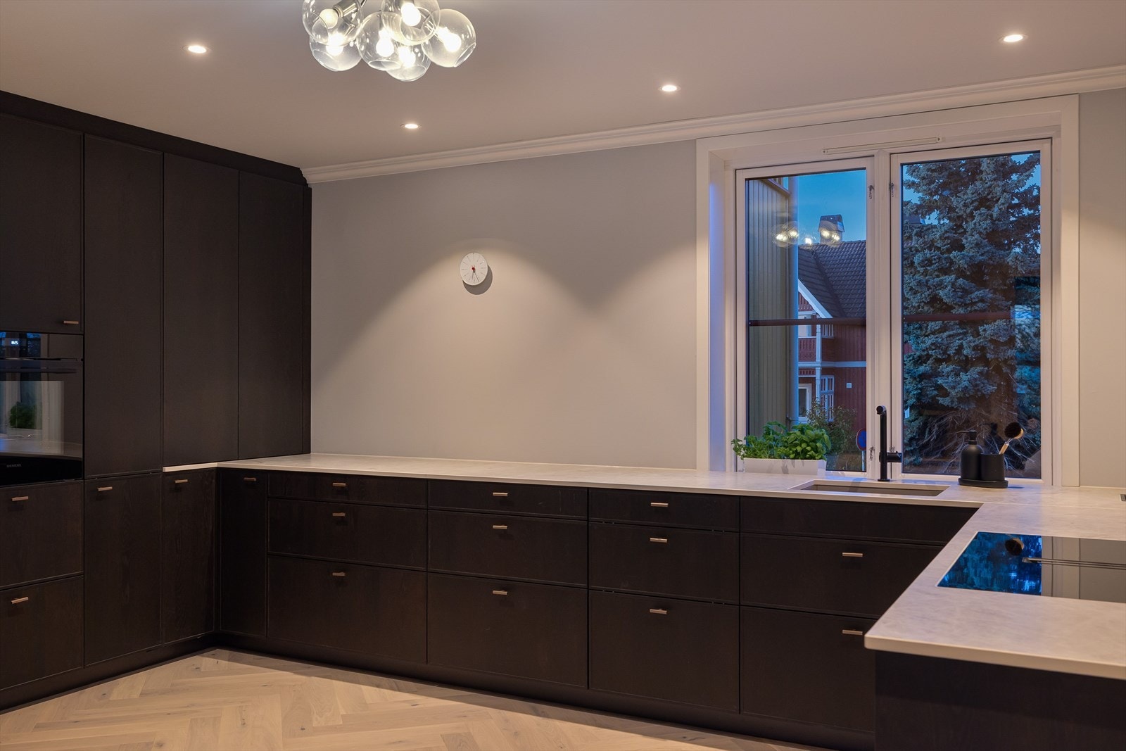 Separat kjøkken med smakfulle detaljer - perfekt for matlaging og hverdagskos. Galleribilde