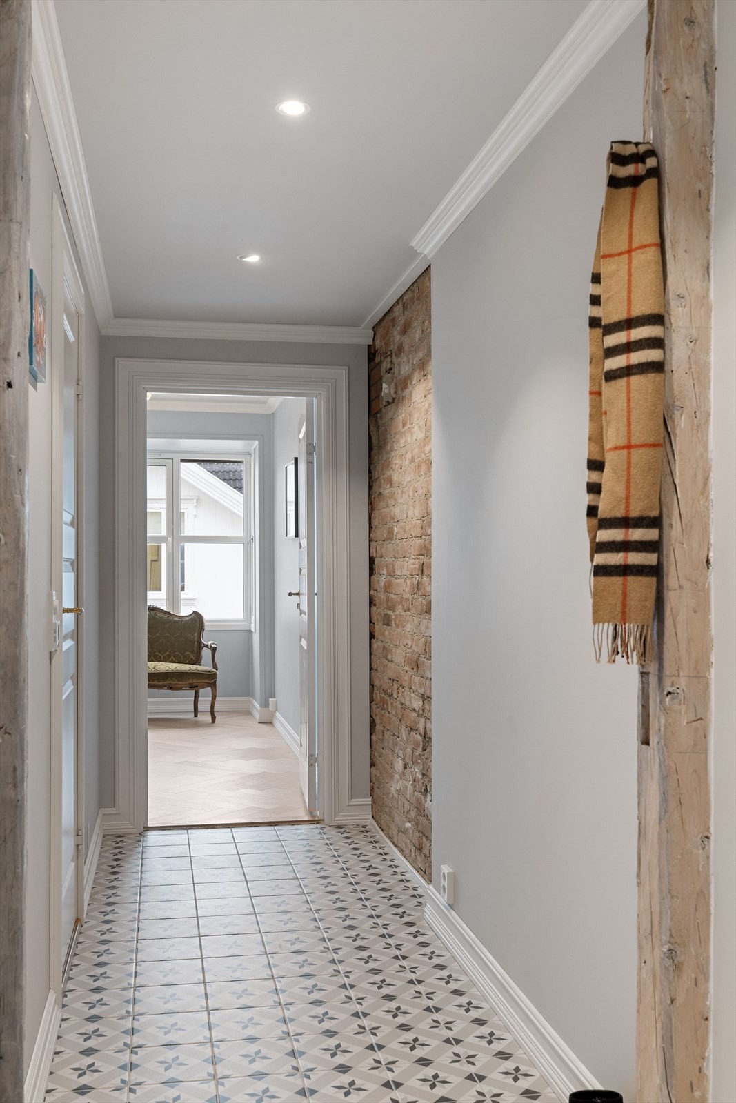 Stilige detaljer som teglsteinsvegg og trebjelker er ivaretatt og gir leiligheten sitt særpreg. Galleribilde