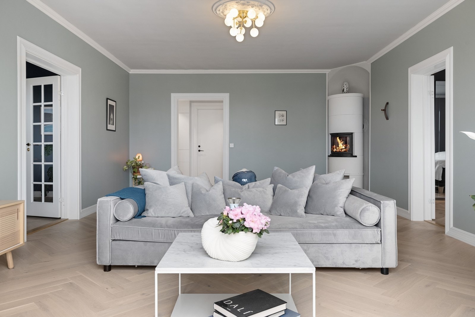 Rommet er malt i en herlig grågrønn tone og har lekkert fiskebeinsparkett på gulvet. Galleribilde