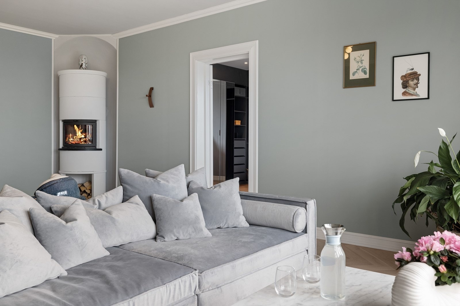 Det er satt inn en peisovn som gir god varme og lun stemning. Galleribilde