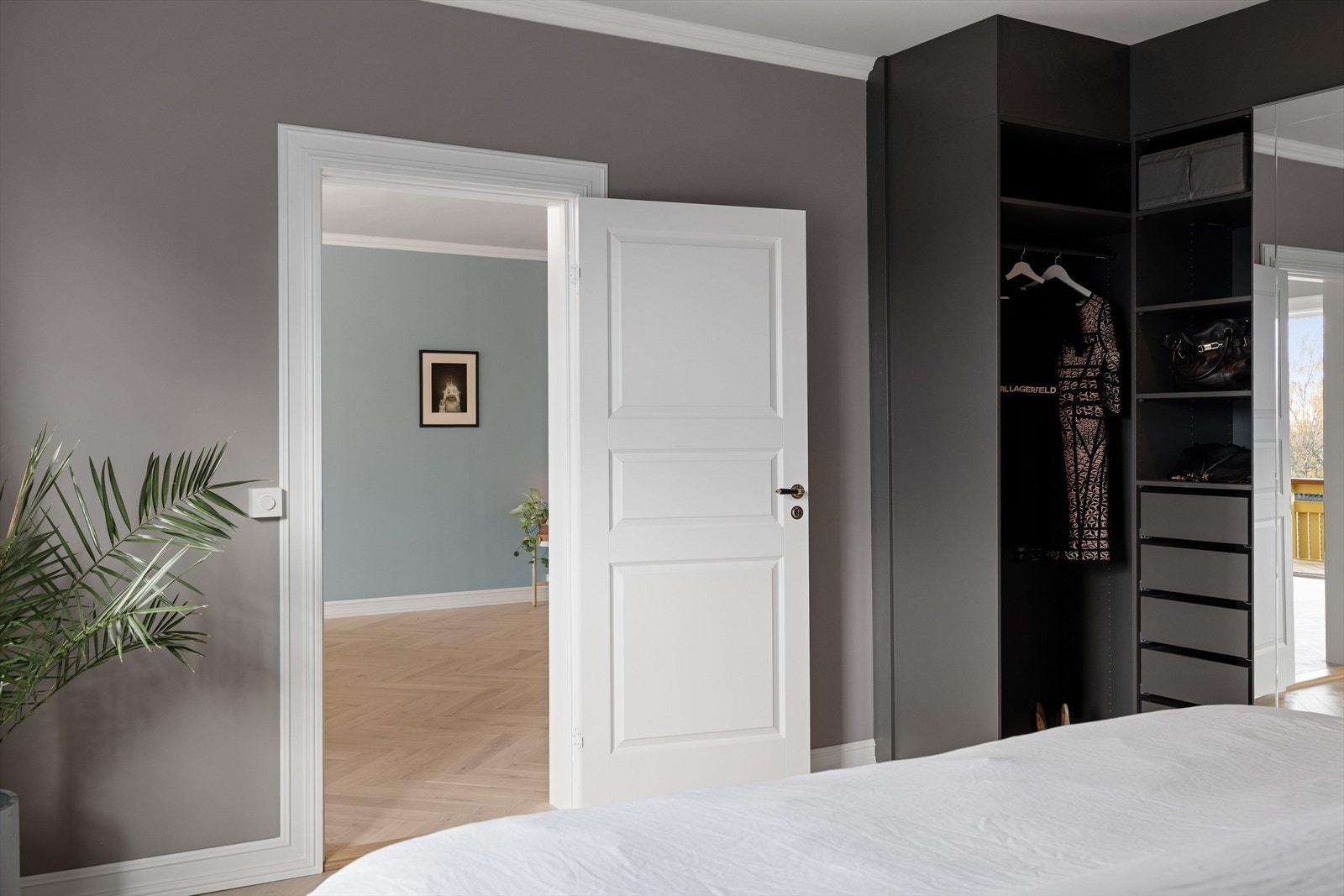 Massiv dør ut til stuen omkranset av de flotte listene. Galleribilde