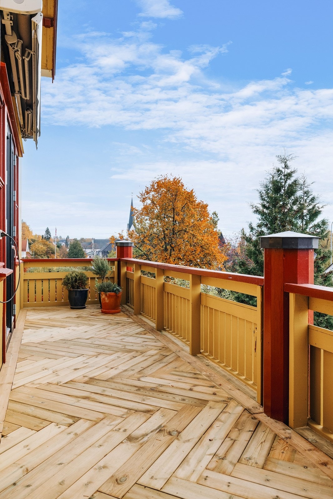 Til og med terrassegulvet er lagt i fiskebeinsmønster. Galleribilde