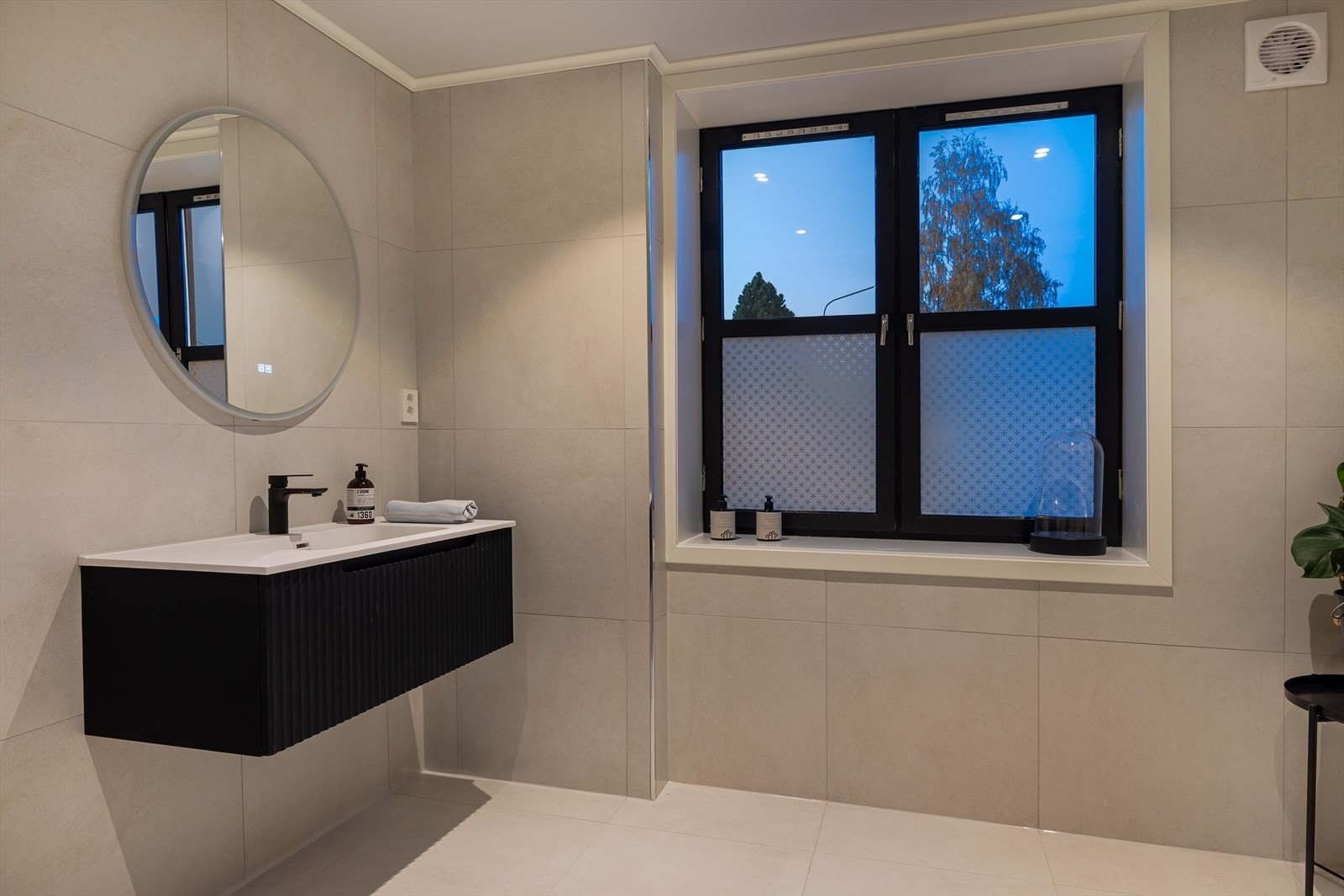 I overkant av servanten er det speil med lys og varme som raskt fjerner dugg. Elektrisk uttak på vegg. Galleribilde