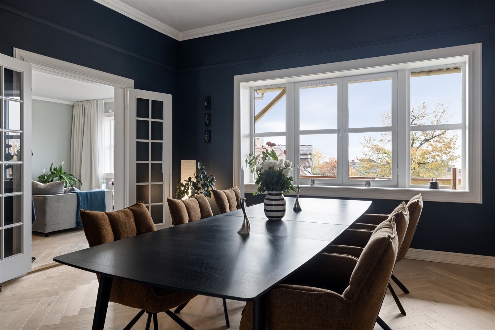 Fløydørene inn til stuen gir muligheten for å dele seg opp ved behov. Galleribilde